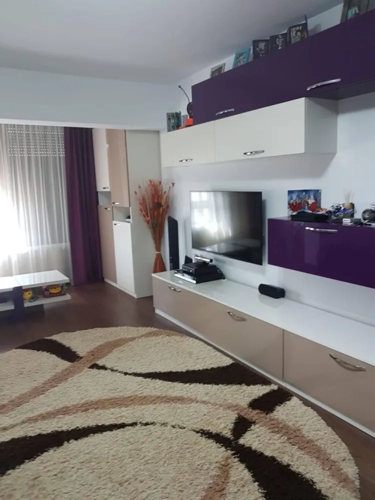 De inchiriat apartament cu 2 camere, bloc Vega, str. Tecuci, 550 euro - Se oferă spre închiriere apartament cu 2 camere, situat în spatele complexului Central Park, la etajul 5, într-un bloc construit în anul 2009.
Apartamentul are o suprafață de 70 mp și dispune de:
- centrală termică
- aer condiționat
- complet mobilat si utilat.
Apartamentul este modern, spatios si luminos.
Preț chirie: 550 euro/lună.
La incheierea contractului de inchiriere chiriasul va achita prima chirie, o garantie egala cu o chirie si comisionul agentiei imobiliare.
Pentru detalii și vizionare: 0746.252.252 Liliana Ene.