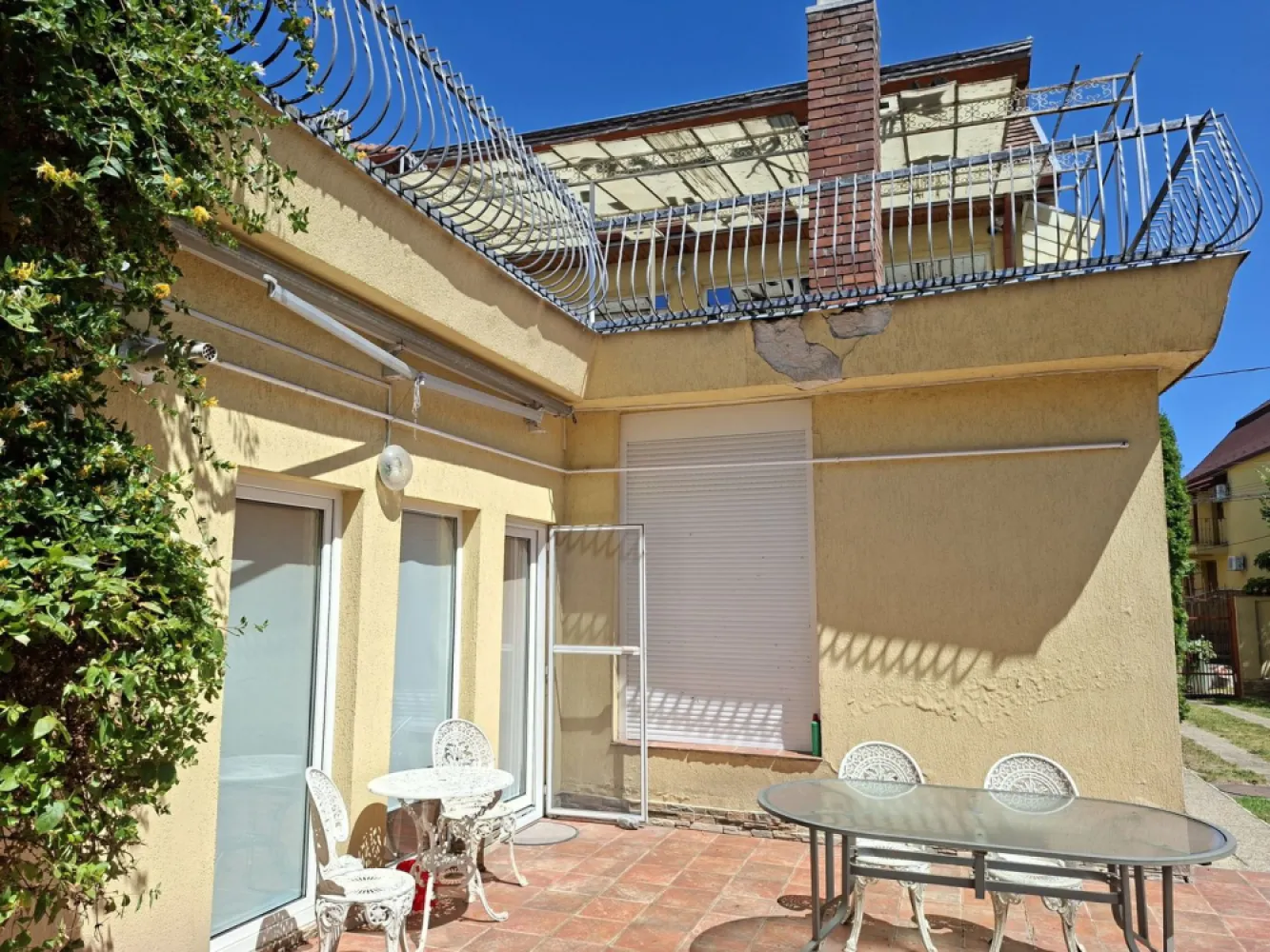 BRASADAS vinde casa P+M 6 cam 227mp teren 11 ari in 14 Mai. - Agenția imobiliara BRASADAS vinde casa individuala tip P+M cu 6 camere, suprafata utila de 227mp și teren aferent de 1107mp in zona 14 Mai.

Partea dinspre strada a fost construita in 1972 si ulterior a mai fost extinsa constructia cu partea de la mansarda si cu terasa de circa 100mp. 

La PARTER sunt 4 camere, doua bai, bucătărie, terasa exterioara 23mp și garaj 16mp.

La MANSARDA sunt doua dormitoare, baie , bucătărie, hol și terasa. 

Curtea este spațioasă, frumos amenajata cu multa vegetație, grad ridicat de intimitate, fără vizibilitate dinspre imobilele învecinate.

Pentru mai multe oferte accesați: www.brasadas.com.