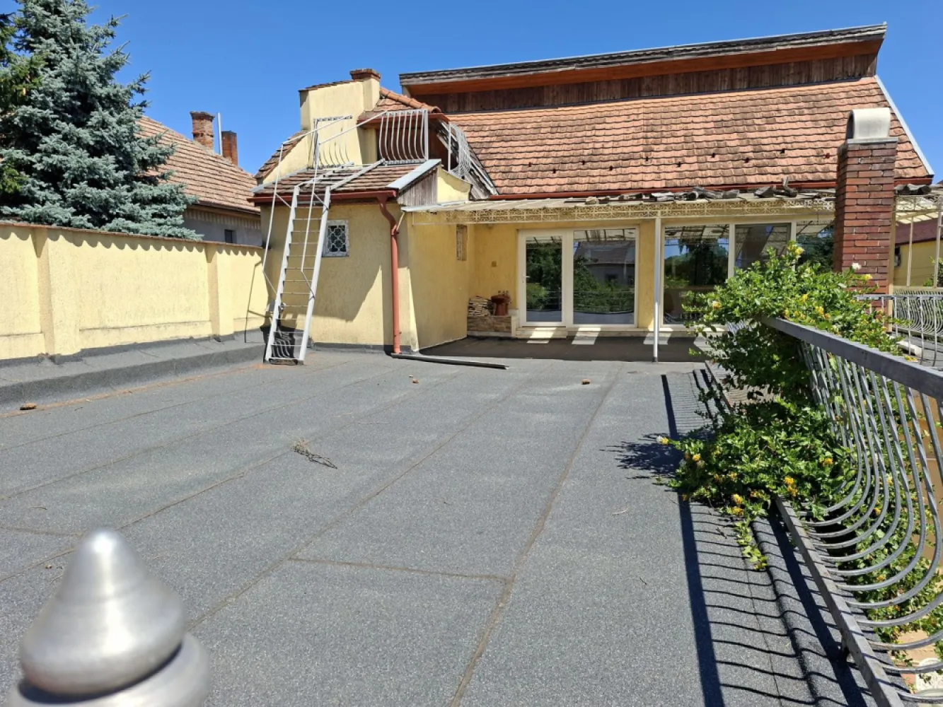 BRASADAS vinde casa P+M 6 cam 227mp teren 11 ari in 14 Mai. - Agenția imobiliara BRASADAS vinde casa individuala tip P+M cu 6 camere, suprafata utila de 227mp și teren aferent de 1107mp in zona 14 Mai.

Partea dinspre strada a fost construita in 1972 si ulterior a mai fost extinsa constructia cu partea de la mansarda si cu terasa de circa 100mp. 

La PARTER sunt 4 camere, doua bai, bucătărie, terasa exterioara 23mp și garaj 16mp.

La MANSARDA sunt doua dormitoare, baie , bucătărie, hol și terasa. 

Curtea este spațioasă, frumos amenajata cu multa vegetație, grad ridicat de intimitate, fără vizibilitate dinspre imobilele învecinate.

Pentru mai multe oferte accesați: www.brasadas.com.