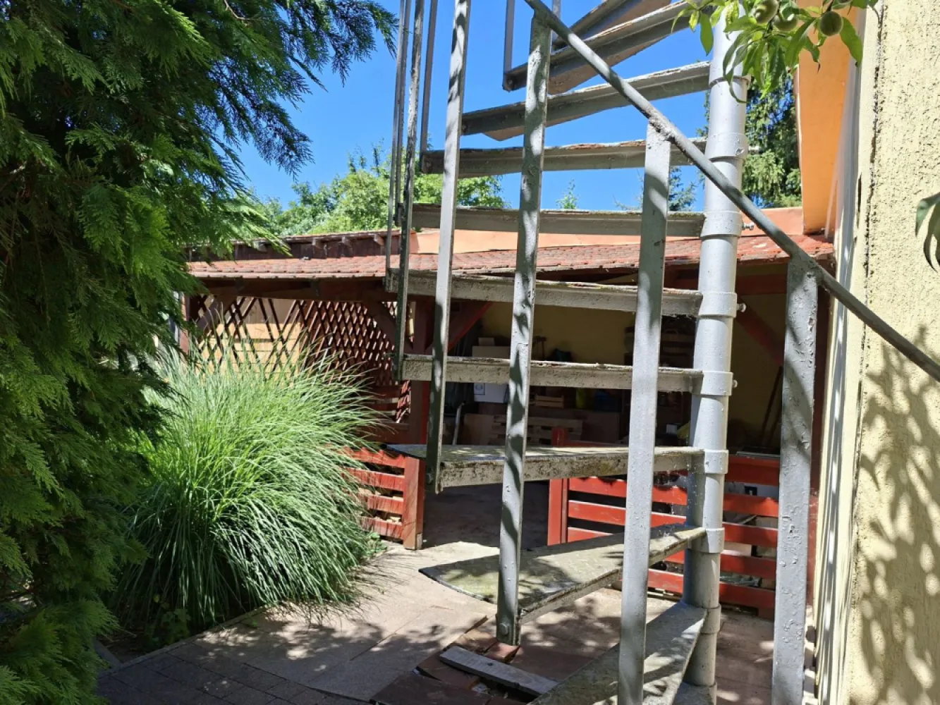 BRASADAS vinde casa P+M 6 cam 227mp teren 11 ari in 14 Mai. - Agenția imobiliara BRASADAS vinde casa individuala tip P+M cu 6 camere, suprafata utila de 227mp și teren aferent de 1107mp in zona 14 Mai.

Partea dinspre strada a fost construita in 1972 si ulterior a mai fost extinsa constructia cu partea de la mansarda si cu terasa de circa 100mp. 

La PARTER sunt 4 camere, doua bai, bucătărie, terasa exterioara 23mp și garaj 16mp.

La MANSARDA sunt doua dormitoare, baie , bucătărie, hol și terasa. 

Curtea este spațioasă, frumos amenajata cu multa vegetație, grad ridicat de intimitate, fără vizibilitate dinspre imobilele învecinate.

Pentru mai multe oferte accesați: www.brasadas.com.