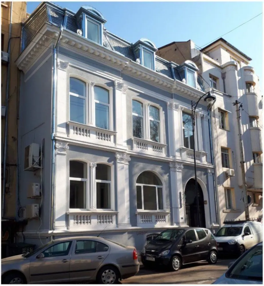 Ag BRASADAS închiriază vila cu 22 camere Piata Universitatii - Agenția BRASADAS închiriază vila interbelica de exceptie, consolidata si renovata în zona Piata Universitatii. 
Ultima renovare : ianuarie 2018. 
Dispune de 3 locuri de parcare in garaj si locuri de parcare in curte.
Vila este ideala pentru birouri, clinica, scoala.
Vila dispune de camere cu inaltimi mari (4m), toate camerele beneficiind de lumina naturala.
Pentru mai multe oferte accesați www.brasadas.com.