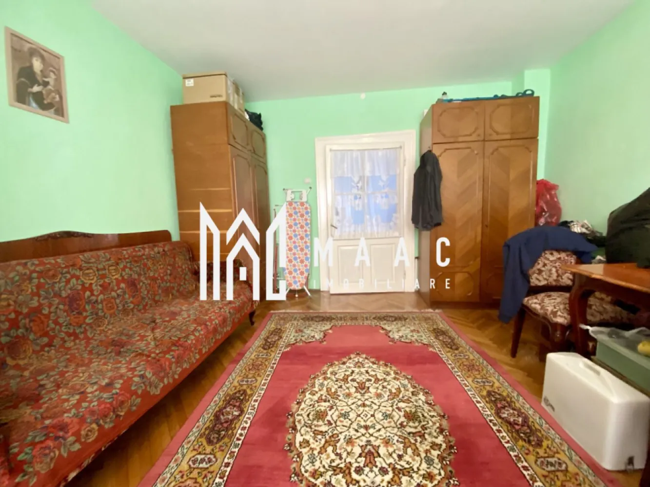 Apartament la casa | 3 camere | 105 MPU | Pivnita | Turnisor - MAAC Imobiliare va propune spre vanzare un apartament la casă cu 3 camere și curte comună in Zona Turnișor. Suprafață utilă de 105 mp. Acces facil la pod, cu intrare din exterior. Dispune de pivniță, ideală pentru depozitare, cu acces direct din curte. Curte comună împărțită cu doi alți locatari. Compartimentare: Fiecare încăpere are acces separat din curte, oferind intimitate și flexibilitate în utilizare. Prima încăpere: 2 camere nedecomandate. Hol de intrare spațios. Pe partea dreaptă se află baia cu cada si geam pentru aerisire. Pe partea stângă, o cămară pentru depozitare. A doua încăpere: Bucătărie bine organizată, cu acces separat din curte. A treia încăpere: Dormitor cu acces independent. Dotări și beneficii: Apartamentul este izolat termic. Compartimentare practică, cu acces separat în fiecare cameră. Pivniță pentru depozitare Localizare și accesibilitate: Situat în cartierul Turnișor, într-o zonă liniștită, cu acces facil la centre comerciale, magazine și alte servicii esențiale. Acces rapid către zonele centrale ale orașului, transport în comun. Pentru mai multe detalii precizati telefonic ca ati vazut anuntul cu ID: CP2371393 }}