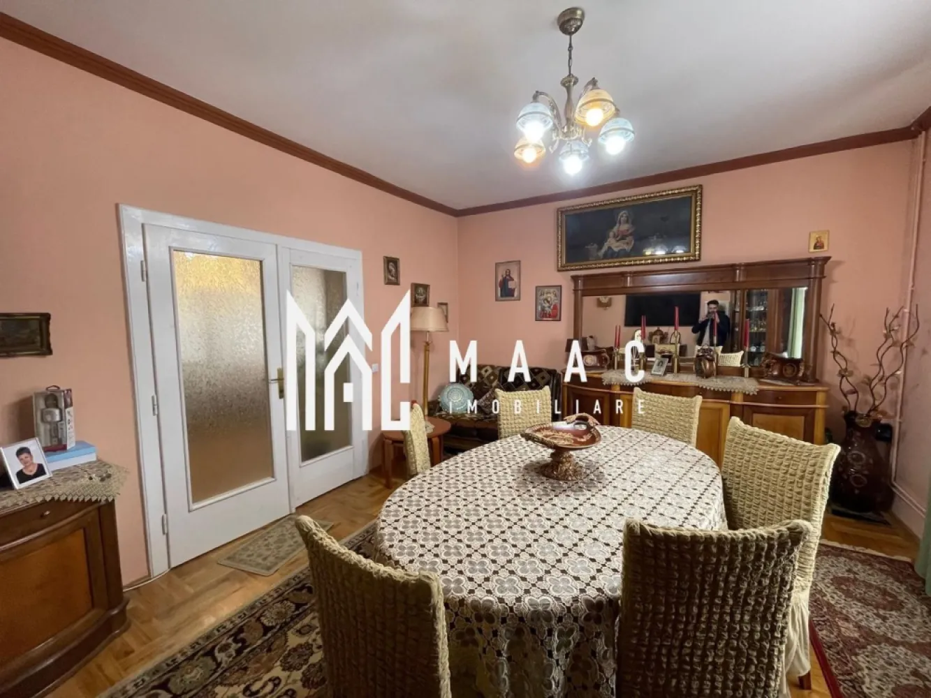 Casa individuala | D+P+1 | 6 camere | Acces auto | Terezian - MAAC Imobiliare va prezinta o casă spațioasă pentru locuință sau activități comerciale. Suprafață și compartimentare: Suprafață utilă: 175 mp Demisol: Două camere tip pivniță Spațiu dedicat pentru WC de serviciu Acces interior prin scări din beton Parter: Terasă acoperită la intrare Living, două camere, baie, hol, dressing, bucătărie complet utilată, cămară pentru depozitare. Scări din beton către mansardă Mansardă: Trei dormitoare, living secundar, hol cu acces facil. terasă mare cu vedere deschisă, scări din beton către pod Localizare: Acces rapid la mijloacele de transport în comun În apropiere de școli, grădinițe, magazine și bănci Curte amenajată, betonată și pavată cu dale Gard din BCA finisat cu decorativă Stative pentru flori și grădină mică Locuri de parcare pentru trei – patru mașini Garaj funcțional, cu apă și gaz trase Depozit pentru scule inclus Parchet din lemn masiv instalat în 2015, import Timișoara, în camere, livinguri și pe scara interioară Marmură pe treptele de la intrare spre living Balustrade și poartă din fier forjat, cu interfon la poartă Scară interioară cu mână curentă din lemn masiv Băi, bucătărie și cămară placate cu gresie și faianță Bucătărie complet echipată: Mobilă pe comandă Plită, cuptor electric Mașină de spălat vase Bosch Aer condiționat Smart Gree la parter și etaj Terasă la etaj renovată cu termoizolație și hidroizolație în 2019 Canalizare refăcută Încălzire cu centrală termică Vaillant (2022), țevi din cupru și calorifere din aluminiu cu termostate individuale Ușă de intrare din termopan pe lemn masiv, marca Tehnolemn Stare și versatilitate: Casa nu necesită renovări majore; recomandată doar zugrăvirea și mici reparații Pentru mai multe detalii precizati telefonic ca ati vazut anuntul cu ID: CP2370523 }}