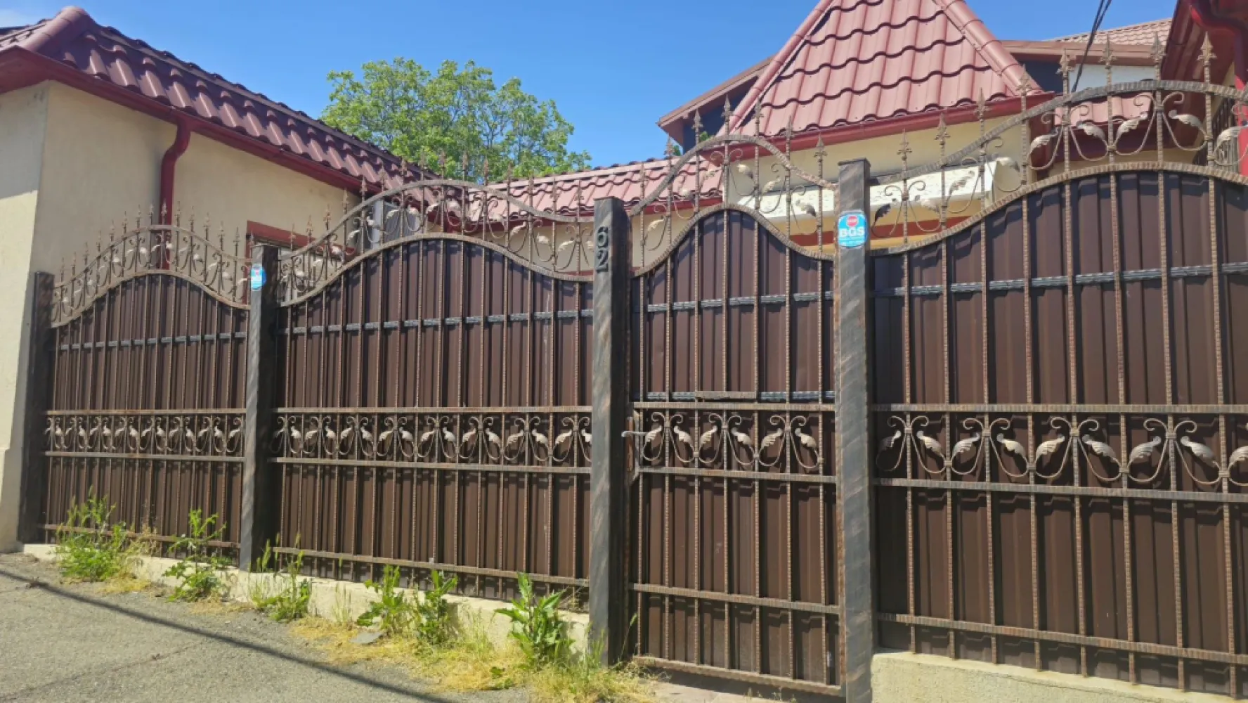 De vanzare casă individuală 3 camere Str. Vultur, 109.000 euro - Vă prezentăm o excelentă oportunitate de achiziție: casă individuală situată într-o zonă centrală și liniștită, în apropiere de Facultatea de Mecanică, ideală atât pentru locuit, cât și pentru investiție.
Construită în anii ’90 din cărămidă și renovată în 2018, proprietatea îmbină confortul modern cu o compartimentare practică și funcțională.
Suprafețe:
- Teren: 145 mp
- Suprafață construită: 120 mp
- suprafață utilă: 111 mp.
Compartimentare:
- 3 camere spațioase și luminoase
- Bucătărie separată, complet utilată
- Hol generos
- 2 băi
- Garaj subteran inclus
 Dotări și beneficii:
✔ Centrală termică
✔ Aer condiționat
✔ Tâmplărie PVC cu geam termopan
✔ Gresie și faianță de calitate
✔ Acoperiș din tablă Lindab – rezistent și durabil
✔ Curte proprie, ideală pentru relaxare
✔ Proprietatea se vinde parțial mobilată
Casa necesită doar mici renovări/recondiționări și poate deveni rapid un cămin confortabil pentru o familie sau o investiție sigură pe termen lung.
 Localizare excelentă – acces rapid către centrul orașului, școli, magazine și mijloace de transport.
 Preț: 109.000 EUR .
Comision tranzacționare: 1,5% din prețul de vânzare
 Pentru detalii și vizionări:
Liliana Ene – 0746 252 252
sau
Ene Marian – 0740 949 871
Disponibilă în exclusivitate la Mag Invest.