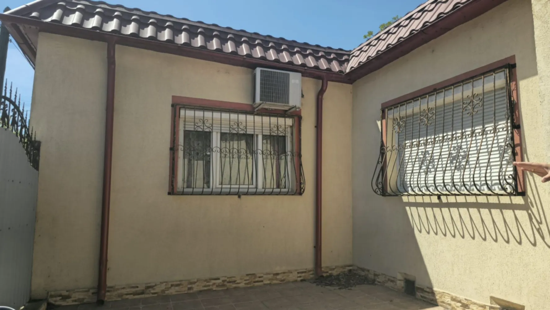 De vanzare casă individuală 3 camere Str. Vultur, 109.000 euro - Vă prezentăm o excelentă oportunitate de achiziție: casă individuală situată într-o zonă centrală și liniștită, în apropiere de Facultatea de Mecanică, ideală atât pentru locuit, cât și pentru investiție.
Construită în anii ’90 din cărămidă și renovată în 2018, proprietatea îmbină confortul modern cu o compartimentare practică și funcțională.
Suprafețe:
- Teren: 145 mp
- Suprafață construită: 120 mp
- suprafață utilă: 111 mp.
Compartimentare:
- 3 camere spațioase și luminoase
- Bucătărie separată, complet utilată
- Hol generos
- 2 băi
- Garaj subteran inclus
 Dotări și beneficii:
✔ Centrală termică
✔ Aer condiționat
✔ Tâmplărie PVC cu geam termopan
✔ Gresie și faianță de calitate
✔ Acoperiș din tablă Lindab – rezistent și durabil
✔ Curte proprie, ideală pentru relaxare
✔ Proprietatea se vinde parțial mobilată
Casa necesită doar mici renovări/recondiționări și poate deveni rapid un cămin confortabil pentru o familie sau o investiție sigură pe termen lung.
 Localizare excelentă – acces rapid către centrul orașului, școli, magazine și mijloace de transport.
 Preț: 109.000 EUR .
Comision tranzacționare: 1,5% din prețul de vânzare
 Pentru detalii și vizionări:
Liliana Ene – 0746 252 252
sau
Ene Marian – 0740 949 871
Disponibilă în exclusivitate la Mag Invest.