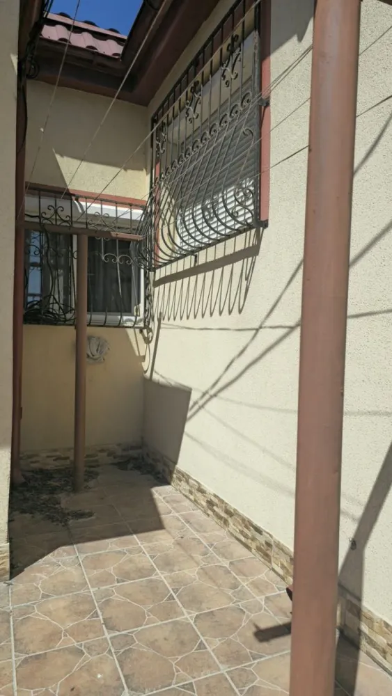 De vanzare casă individuală 3 camere Str. Vultur, 109.000 euro - Vă prezentăm o excelentă oportunitate de achiziție: casă individuală situată într-o zonă centrală și liniștită, în apropiere de Facultatea de Mecanică, ideală atât pentru locuit, cât și pentru investiție.
Construită în anii ’90 din cărămidă și renovată în 2018, proprietatea îmbină confortul modern cu o compartimentare practică și funcțională.
Suprafețe:
- Teren: 145 mp
- Suprafață construită: 120 mp
- suprafață utilă: 111 mp.
Compartimentare:
- 3 camere spațioase și luminoase
- Bucătărie separată, complet utilată
- Hol generos
- 2 băi
- Garaj subteran inclus
 Dotări și beneficii:
✔ Centrală termică
✔ Aer condiționat
✔ Tâmplărie PVC cu geam termopan
✔ Gresie și faianță de calitate
✔ Acoperiș din tablă Lindab – rezistent și durabil
✔ Curte proprie, ideală pentru relaxare
✔ Proprietatea se vinde parțial mobilată
Casa necesită doar mici renovări/recondiționări și poate deveni rapid un cămin confortabil pentru o familie sau o investiție sigură pe termen lung.
 Localizare excelentă – acces rapid către centrul orașului, școli, magazine și mijloace de transport.
 Preț: 109.000 EUR .
Comision tranzacționare: 1,5% din prețul de vânzare
 Pentru detalii și vizionări:
Liliana Ene – 0746 252 252
sau
Ene Marian – 0740 949 871
Disponibilă în exclusivitate la Mag Invest.