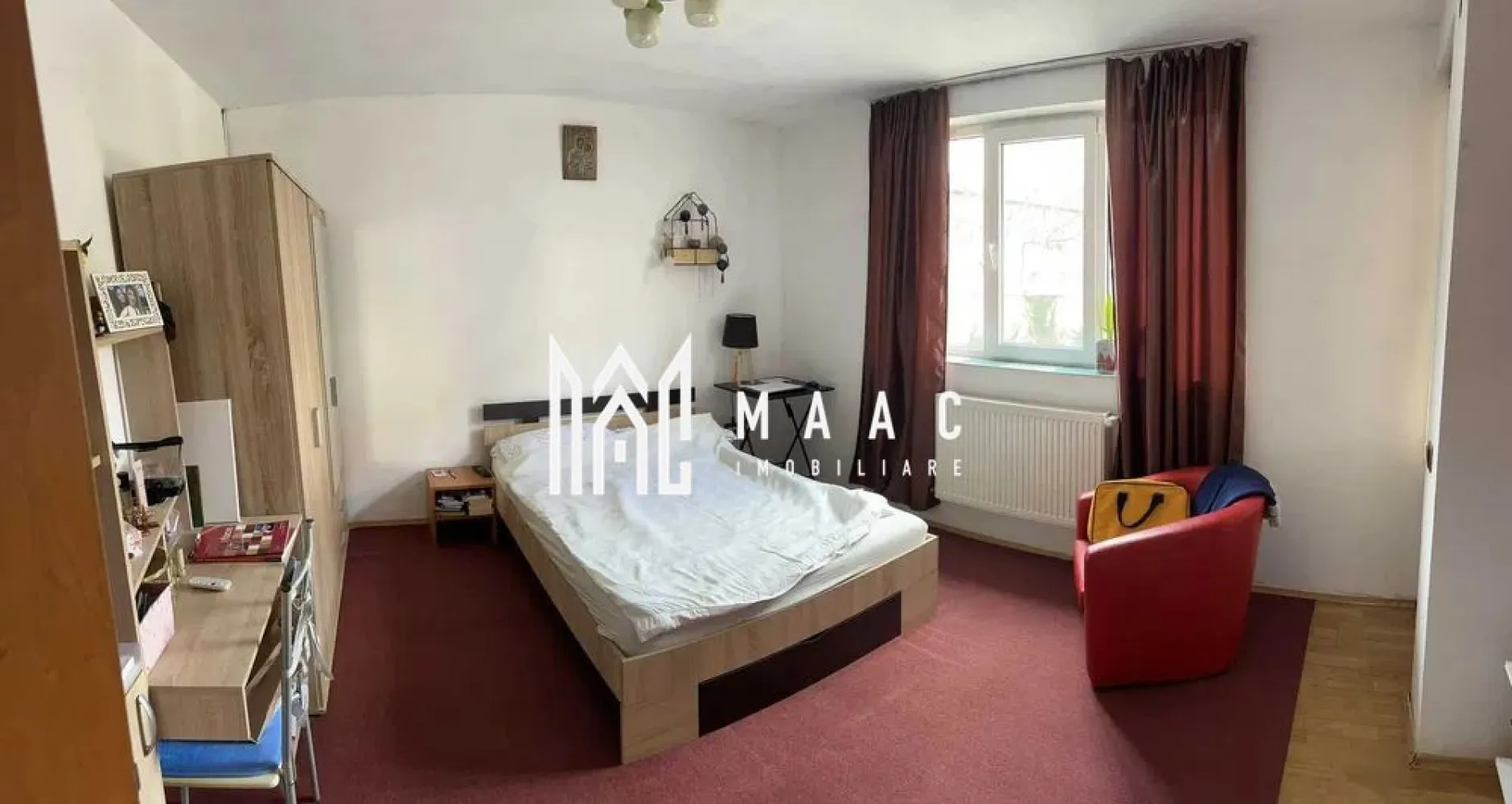 Apartament 3 camere | Parter inalt | 64 mpu | 2 Balcoane | - MAAC Imobiliare vă propune spre vânzare un apartament cu 3 camere, decomandat, situat într-o zonă liniștită din Sibiu, zona Supeco - Ciresica.

Caracteristici generale:

Tip apartament: Decomandat;
Suprafață utilă: 64 mp;
Etaj: parter inalt cu parcare subtrana. 

Compartimentare și dotări:

Hol generos la intrare, ce permite spațiu de depozitare eficient;
2 dormitoare spațioase și luminoase, fiecare cu balcon propriu – perfecte pentru relaxare la cafeaua de dimineață .
Al treilea dormitor – ideal ca birou de acasă, cameră pentru copil sau dressing,
Bucătărie separată;
Baie cu fereastră și cadă – lumină naturală și aerisire optimă.

Încălzire și apă caldă asigurate prin centrală de bloc (costuri reduse și eficiență energetică)
La subsol avem parcare subterana, iar curtea este securizată cu barieră.
Apartamentul se află într-un bloc bine întreținut, cu vecini liniștiți
Zona Supeco – Cireșica este cunoscută pentru accesul rapid către centrul orașului, infrastructura bine dezvoltată și proximitatea față de magazine, școli, grădinițe, farmacii și mijloace de transport.

Pentru mai multe detalii precizati telefonic ca ati vazut anuntul cu ID: CP2581515