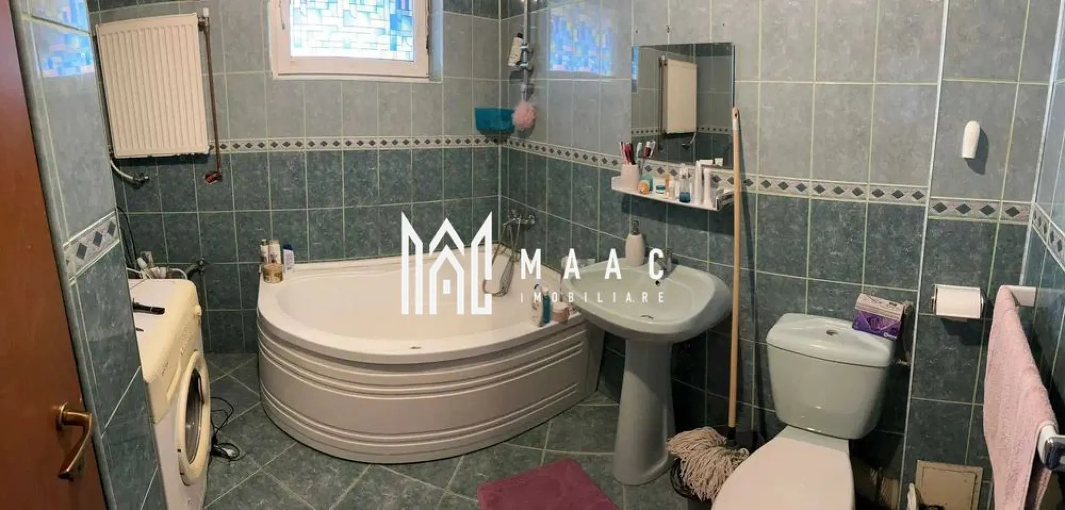 Apartament 3 camere | Parter inalt | 64 mpu | 2 Balcoane | - MAAC Imobiliare vă propune spre vânzare un apartament cu 3 camere, decomandat, situat într-o zonă liniștită din Sibiu, zona Supeco - Ciresica.

Caracteristici generale:

Tip apartament: Decomandat;
Suprafață utilă: 64 mp;
Etaj: parter inalt cu parcare subtrana. 

Compartimentare și dotări:

Hol generos la intrare, ce permite spațiu de depozitare eficient;
2 dormitoare spațioase și luminoase, fiecare cu balcon propriu – perfecte pentru relaxare la cafeaua de dimineață .
Al treilea dormitor – ideal ca birou de acasă, cameră pentru copil sau dressing,
Bucătărie separată;
Baie cu fereastră și cadă – lumină naturală și aerisire optimă.

Încălzire și apă caldă asigurate prin centrală de bloc (costuri reduse și eficiență energetică)
La subsol avem parcare subterana, iar curtea este securizată cu barieră.
Apartamentul se află într-un bloc bine întreținut, cu vecini liniștiți
Zona Supeco – Cireșica este cunoscută pentru accesul rapid către centrul orașului, infrastructura bine dezvoltată și proximitatea față de magazine, școli, grădinițe, farmacii și mijloace de transport.

Pentru mai multe detalii precizati telefonic ca ati vazut anuntul cu ID: CP2581515