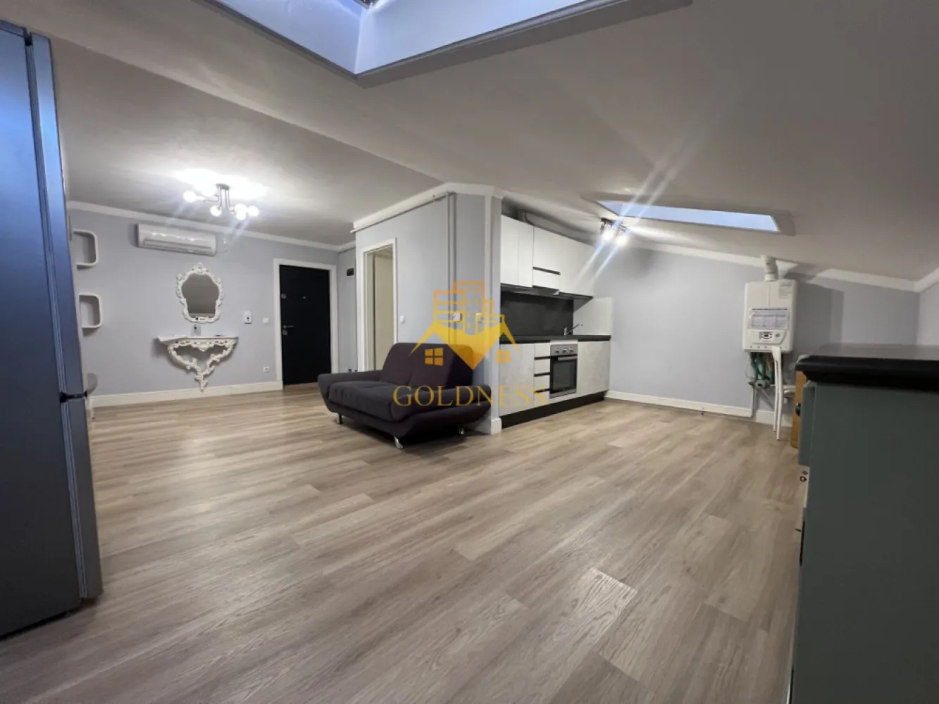 3 camere open-space, Zona FSEGA, Iulius Mall, Cartier Gheorgheni - GOLDNESS Imobiliare vă propune spre închiriere un apartament cu 3 camere open-space complet mobilat și utilat, la etajul 4 într-un imobil de 4 etaje, în Cartierul Gheorgheni, la 2-3 minute de mers pe jos pana la FSEGA, e str. Vaida Voevod.

Se află în apropierea stațiilor de transport în comun, magazine, restaurante, spații verzi, farmacii, etc. 

Apartamentul este compartimentat astfel:
 - 2 dormitoare cu paturi matrimoniale, dressing, noptiere
 - living cu bucatarie open-space complet utilată și mobilată, canapea, loc de servit masa 
 - baie cu cabina de dus, calorifer port prosop și dulap pentru depozitare.

Imobilul este dotat cu toate cele necesare- centrală proprie, frigider, plita, cuptor, hotă, mașină de spălat haine cu uscator, aer conditionat, etc. 

Dacă sunteți interesați de acest apartament și doriți să îl vizionați, dar și pentru alte oferte nu ezitați să ne contactați telefonic sau prin e-mail. Vă stăm la dispoziție!
Pentru intermediere se percepe un comision de 50% din prețul chiriei!