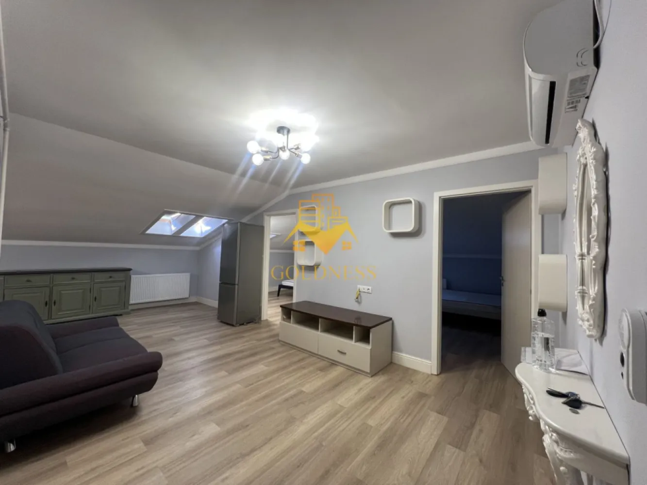 3 camere open-space, Zona FSEGA, Iulius Mall, Cartier Gheorgheni - GOLDNESS Imobiliare vă propune spre închiriere un apartament cu 3 camere open-space complet mobilat și utilat, la etajul 4 într-un imobil de 4 etaje, în Cartierul Gheorgheni, la 2-3 minute de mers pe jos pana la FSEGA, e str. Vaida Voevod.

Se află în apropierea stațiilor de transport în comun, magazine, restaurante, spații verzi, farmacii, etc. 

Apartamentul este compartimentat astfel:
 - 2 dormitoare cu paturi matrimoniale, dressing, noptiere
 - living cu bucatarie open-space complet utilată și mobilată, canapea, loc de servit masa 
 - baie cu cabina de dus, calorifer port prosop și dulap pentru depozitare.

Imobilul este dotat cu toate cele necesare- centrală proprie, frigider, plita, cuptor, hotă, mașină de spălat haine cu uscator, aer conditionat, etc. 

Dacă sunteți interesați de acest apartament și doriți să îl vizionați, dar și pentru alte oferte nu ezitați să ne contactați telefonic sau prin e-mail. Vă stăm la dispoziție!
Pentru intermediere se percepe un comision de 50% din prețul chiriei!