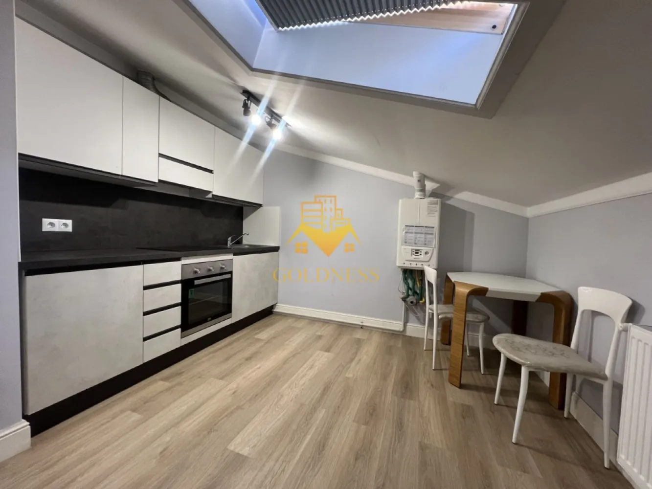 3 camere open-space, Zona FSEGA, Iulius Mall, Cartier Gheorgheni - GOLDNESS Imobiliare vă propune spre închiriere un apartament cu 3 camere open-space complet mobilat și utilat, la etajul 4 într-un imobil de 4 etaje, în Cartierul Gheorgheni, la 2-3 minute de mers pe jos pana la FSEGA, e str. Vaida Voevod.

Se află în apropierea stațiilor de transport în comun, magazine, restaurante, spații verzi, farmacii, etc. 

Apartamentul este compartimentat astfel:
 - 2 dormitoare cu paturi matrimoniale, dressing, noptiere
 - living cu bucatarie open-space complet utilată și mobilată, canapea, loc de servit masa 
 - baie cu cabina de dus, calorifer port prosop și dulap pentru depozitare.

Imobilul este dotat cu toate cele necesare- centrală proprie, frigider, plita, cuptor, hotă, mașină de spălat haine cu uscator, aer conditionat, etc. 

Dacă sunteți interesați de acest apartament și doriți să îl vizionați, dar și pentru alte oferte nu ezitați să ne contactați telefonic sau prin e-mail. Vă stăm la dispoziție!
Pentru intermediere se percepe un comision de 50% din prețul chiriei!