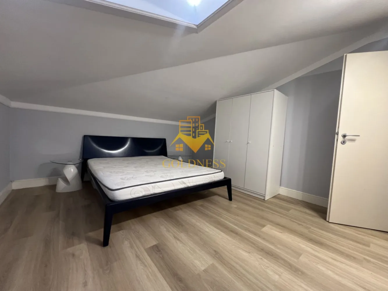 3 camere open-space, Zona FSEGA, Iulius Mall, Cartier Gheorgheni - GOLDNESS Imobiliare vă propune spre închiriere un apartament cu 3 camere open-space complet mobilat și utilat, la etajul 4 într-un imobil de 4 etaje, în Cartierul Gheorgheni, la 2-3 minute de mers pe jos pana la FSEGA, e str. Vaida Voevod.

Se află în apropierea stațiilor de transport în comun, magazine, restaurante, spații verzi, farmacii, etc. 

Apartamentul este compartimentat astfel:
 - 2 dormitoare cu paturi matrimoniale, dressing, noptiere
 - living cu bucatarie open-space complet utilată și mobilată, canapea, loc de servit masa 
 - baie cu cabina de dus, calorifer port prosop și dulap pentru depozitare.

Imobilul este dotat cu toate cele necesare- centrală proprie, frigider, plita, cuptor, hotă, mașină de spălat haine cu uscator, aer conditionat, etc. 

Dacă sunteți interesați de acest apartament și doriți să îl vizionați, dar și pentru alte oferte nu ezitați să ne contactați telefonic sau prin e-mail. Vă stăm la dispoziție!
Pentru intermediere se percepe un comision de 50% din prețul chiriei!