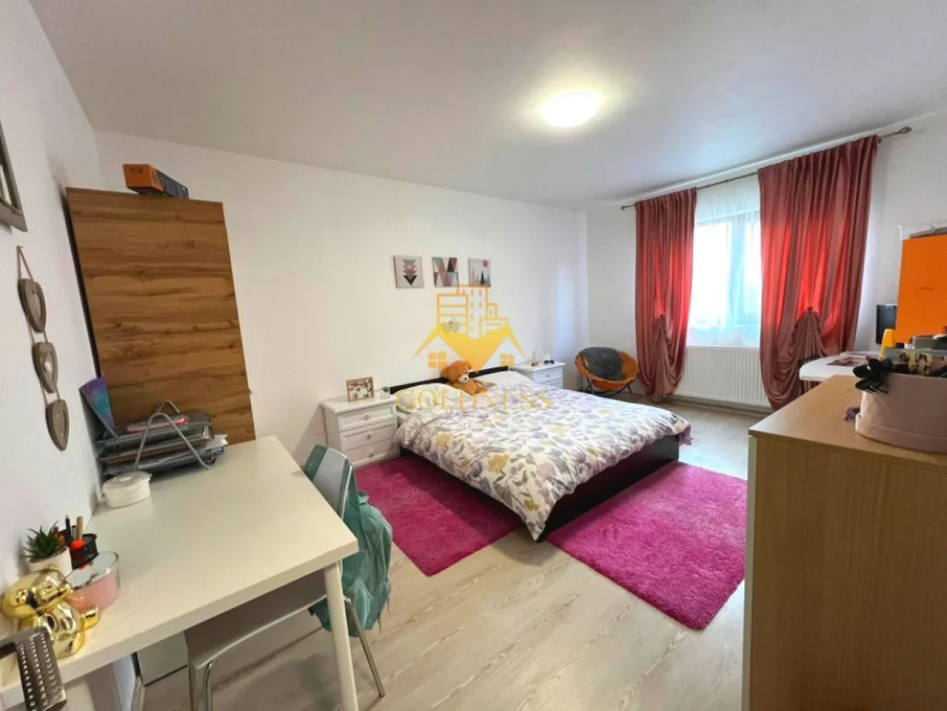 3 camere open-space, Parcare, Cartier Manastur, Zona Campului - GOLDNESS Imobiliare vă propune spre închiriere un apartament cu 3 camere open-space,complet mobilat și utilat, la etajul parter într-un imobil de 2 etaje, în cartierul Manastur, str. Aleea Porumbelelor. 
Dispune de loc de parcare exterioara in curte privata!
Apartamentul este compartimentat astfel:
 - 2 dormitoare IDENTICE cu paturi matrimoniale, dressing, noptiere 
 - living cu bucatarie open-space complet utilată, canapea extensibilă, loc de servit masa 
 - baie cu cabina de dus, calorifer port prosop inox și dulap pentru depozitare.
- terasa de 7 mp

Imobilul este dotat cu toate cele necesare- centrală proprie, mașină de spălat haine, frigider, aragaz, cuptor electric, hotă, etc. 
Se află în apropierea stațiilor de transport în comun, magazine, restaurante, spații verzi, farmacii, etc. 

Dacă sunteți interesați de acest apartament și doriți să îl vizionați, dar și pentru alte oferte sau detalii nu ezitați să ne contactați telefonic sau prin e-mail. Vă stăm la dispoziție!
Pentru intermediere se percepe un comision de 50% din prețul chiriei!