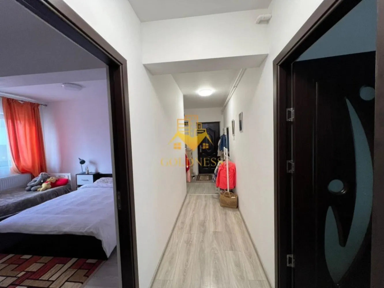 3 camere open-space, Parcare, Cartier Manastur, Zona Campului - GOLDNESS Imobiliare vă propune spre închiriere un apartament cu 3 camere open-space,complet mobilat și utilat, la etajul parter într-un imobil de 2 etaje, în cartierul Manastur, str. Aleea Porumbelelor. 
Dispune de loc de parcare exterioara in curte privata!
Apartamentul este compartimentat astfel:
 - 2 dormitoare IDENTICE cu paturi matrimoniale, dressing, noptiere 
 - living cu bucatarie open-space complet utilată, canapea extensibilă, loc de servit masa 
 - baie cu cabina de dus, calorifer port prosop inox și dulap pentru depozitare.
- terasa de 7 mp

Imobilul este dotat cu toate cele necesare- centrală proprie, mașină de spălat haine, frigider, aragaz, cuptor electric, hotă, etc. 
Se află în apropierea stațiilor de transport în comun, magazine, restaurante, spații verzi, farmacii, etc. 

Dacă sunteți interesați de acest apartament și doriți să îl vizionați, dar și pentru alte oferte sau detalii nu ezitați să ne contactați telefonic sau prin e-mail. Vă stăm la dispoziție!
Pentru intermediere se percepe un comision de 50% din prețul chiriei!