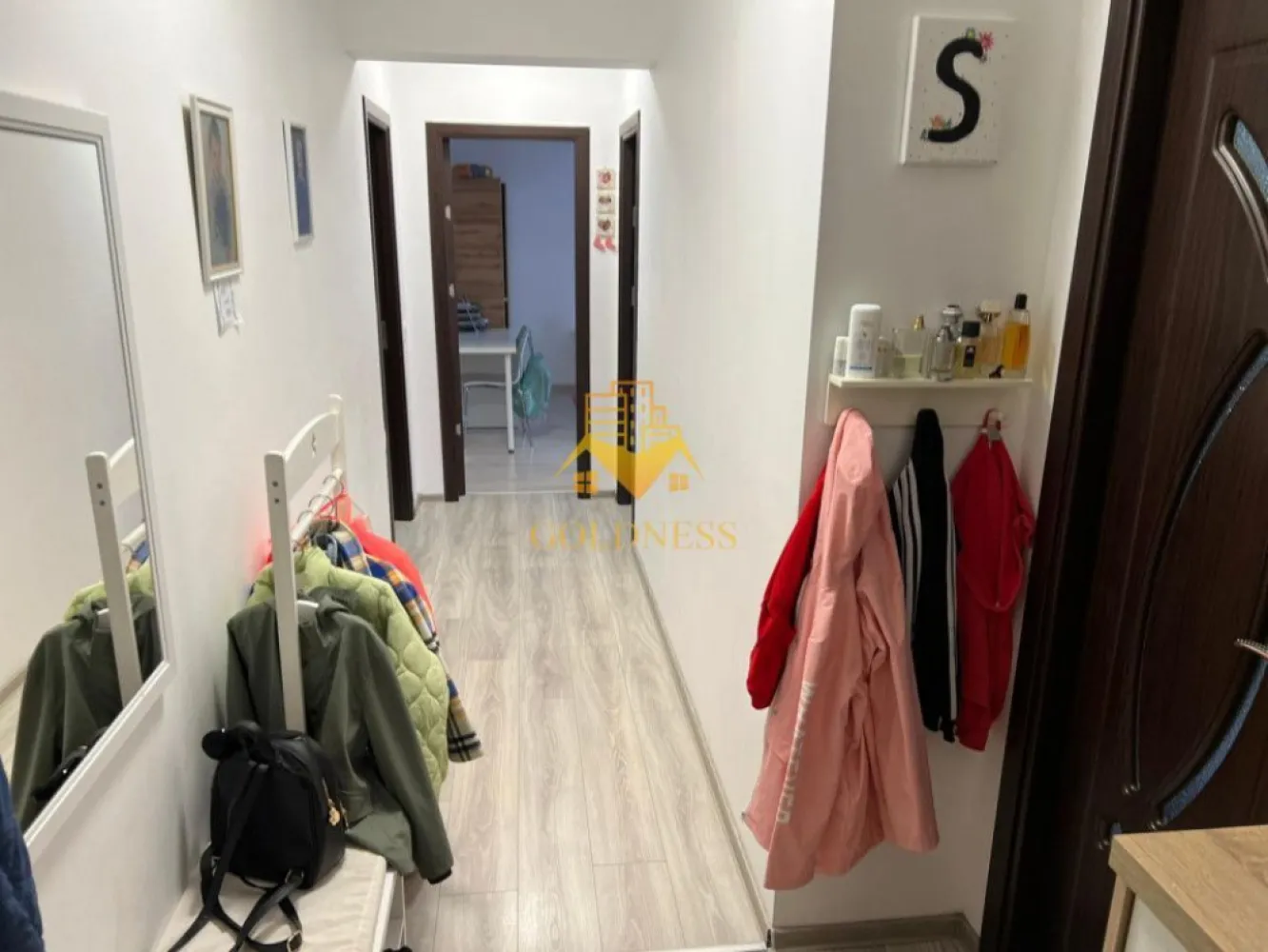 3 camere open-space, Parcare, Cartier Manastur, Zona Campului - GOLDNESS Imobiliare vă propune spre închiriere un apartament cu 3 camere open-space,complet mobilat și utilat, la etajul parter într-un imobil de 2 etaje, în cartierul Manastur, str. Aleea Porumbelelor. 
Dispune de loc de parcare exterioara in curte privata!
Apartamentul este compartimentat astfel:
 - 2 dormitoare IDENTICE cu paturi matrimoniale, dressing, noptiere 
 - living cu bucatarie open-space complet utilată, canapea extensibilă, loc de servit masa 
 - baie cu cabina de dus, calorifer port prosop inox și dulap pentru depozitare.
- terasa de 7 mp

Imobilul este dotat cu toate cele necesare- centrală proprie, mașină de spălat haine, frigider, aragaz, cuptor electric, hotă, etc. 
Se află în apropierea stațiilor de transport în comun, magazine, restaurante, spații verzi, farmacii, etc. 

Dacă sunteți interesați de acest apartament și doriți să îl vizionați, dar și pentru alte oferte sau detalii nu ezitați să ne contactați telefonic sau prin e-mail. Vă stăm la dispoziție!
Pentru intermediere se percepe un comision de 50% din prețul chiriei!