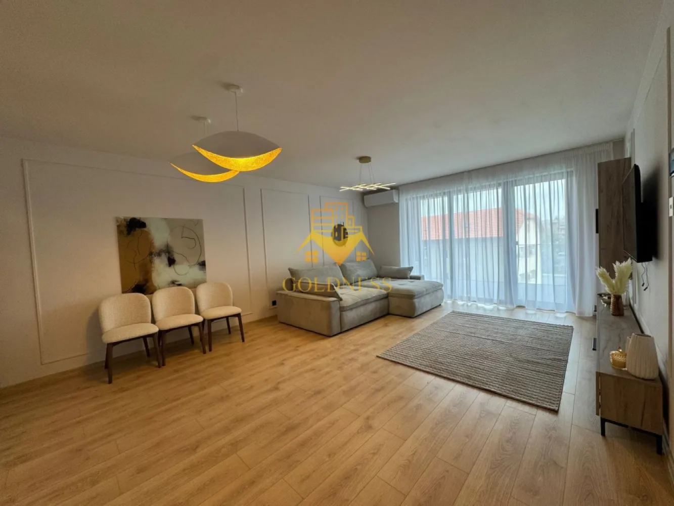 2 camere, Premium, bloc nou,terasa,Marasti Zona The Office,Record Park - GOLDNESS Imobiliare vă propune spre închiriere un apartament cu 2 camere complet mobilat și utilat, la etajul 3 într-un imobil de 6 etaje, în Cartierul Marasti.
Dispune de loc de parcare subterana!
Se află în apropierea stațiilor de transport în comun, magazine, restaurante, spații verzi, farmacii, etc. 

Apartamentul este compartimentat astfel:
 - dormitor cu pat matrimonial, dressing, noptiere
 - living cu bucatarie open space complet utilată și mobilată, canapea extensibilă, loc de servit masa 
 - baie cu cabina de dus, calorifer port prosop și dulap pentru depozitare.
 - terasa de 10 mp.

Imobilul este dotat cu toate cele necesare- centrală proprie, frigider, aragaz, hotă, mașină de spălat haine, etc. 

Dacă sunteți interesați de acest apartament și doriți să îl vizionați, dar și pentru alte oferte nu ezitați să ne contactați telefonic sau prin e-mail. Vă stăm la dispoziție!
Pentru intermediere se percepe un comision de 50% din prețul chiriei!