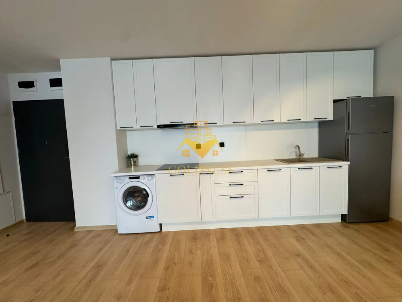 2 camere, Premium, bloc nou,terasa,Marasti Zona The Office,Record Park - GOLDNESS Imobiliare vă propune spre închiriere un apartament cu 2 camere complet mobilat și utilat, la etajul 3 într-un imobil de 6 etaje, în Cartierul Marasti.
Dispune de loc de parcare subterana!
Se află în apropierea stațiilor de transport în comun, magazine, restaurante, spații verzi, farmacii, etc. 

Apartamentul este compartimentat astfel:
 - dormitor cu pat matrimonial, dressing, noptiere
 - living cu bucatarie open space complet utilată și mobilată, canapea extensibilă, loc de servit masa 
 - baie cu cabina de dus, calorifer port prosop și dulap pentru depozitare.
 - terasa de 10 mp.

Imobilul este dotat cu toate cele necesare- centrală proprie, frigider, aragaz, hotă, mașină de spălat haine, etc. 

Dacă sunteți interesați de acest apartament și doriți să îl vizionați, dar și pentru alte oferte nu ezitați să ne contactați telefonic sau prin e-mail. Vă stăm la dispoziție!
Pentru intermediere se percepe un comision de 50% din prețul chiriei!