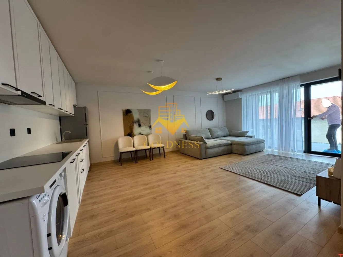 2 camere, Premium, bloc nou,terasa,Marasti Zona The Office,Record Park - GOLDNESS Imobiliare vă propune spre închiriere un apartament cu 2 camere complet mobilat și utilat, la etajul 3 într-un imobil de 6 etaje, în Cartierul Marasti.
Dispune de loc de parcare subterana!
Se află în apropierea stațiilor de transport în comun, magazine, restaurante, spații verzi, farmacii, etc. 

Apartamentul este compartimentat astfel:
 - dormitor cu pat matrimonial, dressing, noptiere
 - living cu bucatarie open space complet utilată și mobilată, canapea extensibilă, loc de servit masa 
 - baie cu cabina de dus, calorifer port prosop și dulap pentru depozitare.
 - terasa de 10 mp.

Imobilul este dotat cu toate cele necesare- centrală proprie, frigider, aragaz, hotă, mașină de spălat haine, etc. 

Dacă sunteți interesați de acest apartament și doriți să îl vizionați, dar și pentru alte oferte nu ezitați să ne contactați telefonic sau prin e-mail. Vă stăm la dispoziție!
Pentru intermediere se percepe un comision de 50% din prețul chiriei!