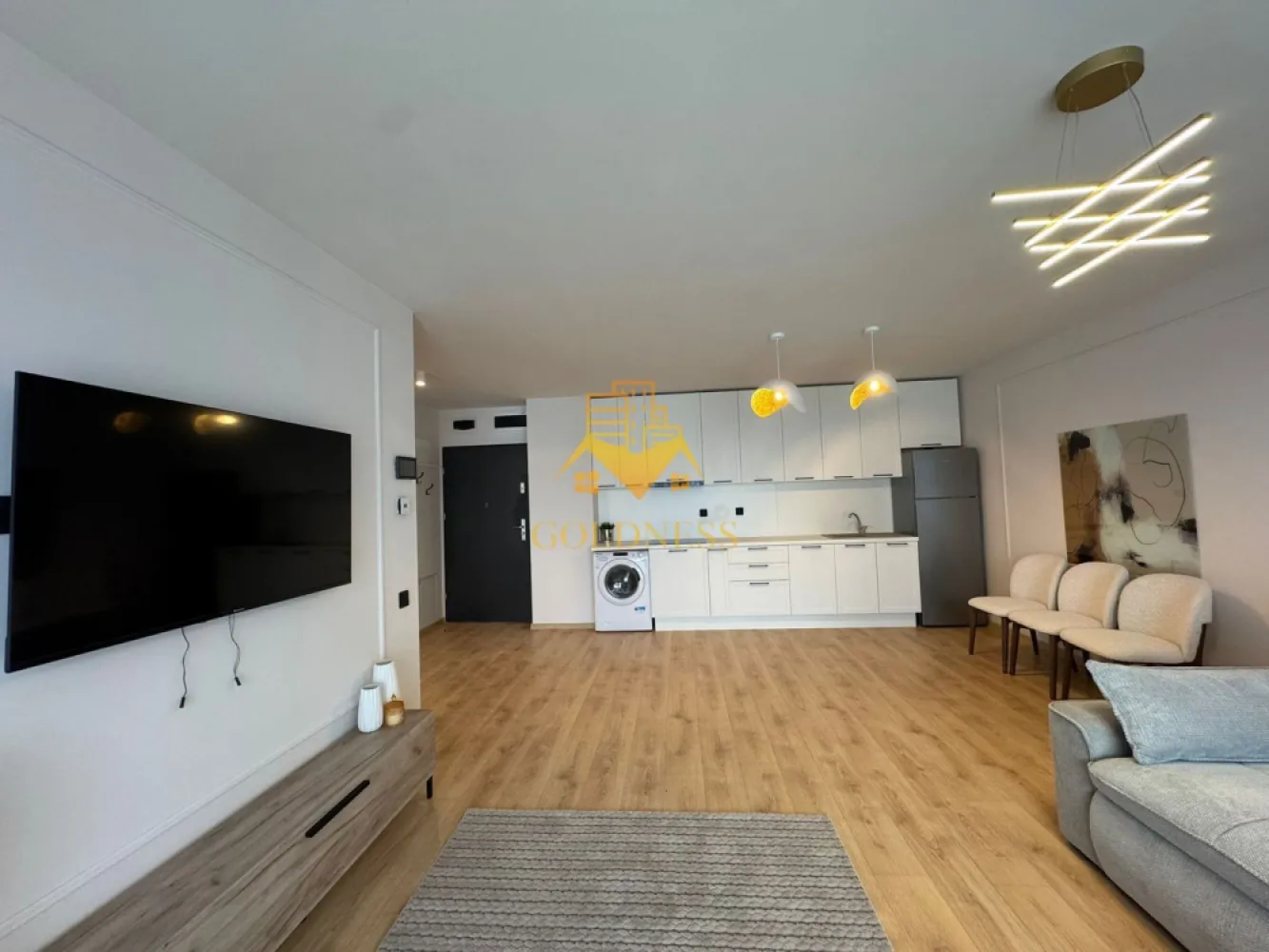 2 camere, Premium, bloc nou,terasa,Marasti Zona The Office,Record Park - GOLDNESS Imobiliare vă propune spre închiriere un apartament cu 2 camere complet mobilat și utilat, la etajul 3 într-un imobil de 6 etaje, în Cartierul Marasti.
Dispune de loc de parcare subterana!
Se află în apropierea stațiilor de transport în comun, magazine, restaurante, spații verzi, farmacii, etc. 

Apartamentul este compartimentat astfel:
 - dormitor cu pat matrimonial, dressing, noptiere
 - living cu bucatarie open space complet utilată și mobilată, canapea extensibilă, loc de servit masa 
 - baie cu cabina de dus, calorifer port prosop și dulap pentru depozitare.
 - terasa de 10 mp.

Imobilul este dotat cu toate cele necesare- centrală proprie, frigider, aragaz, hotă, mașină de spălat haine, etc. 

Dacă sunteți interesați de acest apartament și doriți să îl vizionați, dar și pentru alte oferte nu ezitați să ne contactați telefonic sau prin e-mail. Vă stăm la dispoziție!
Pentru intermediere se percepe un comision de 50% din prețul chiriei!