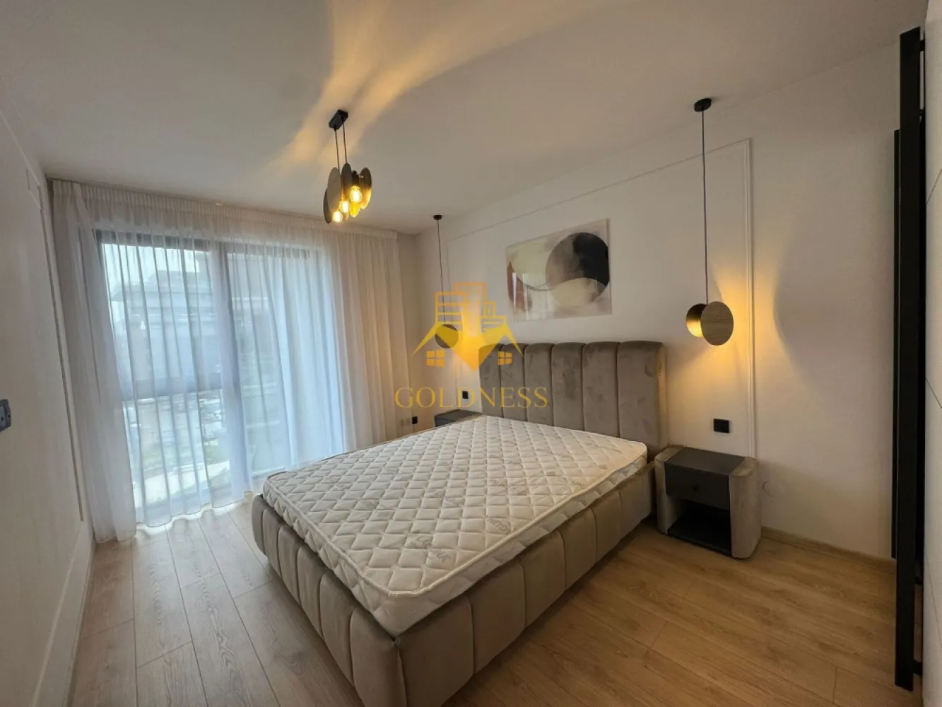 2 camere, Premium, bloc nou,terasa,Marasti Zona The Office,Record Park - GOLDNESS Imobiliare vă propune spre închiriere un apartament cu 2 camere complet mobilat și utilat, la etajul 3 într-un imobil de 6 etaje, în Cartierul Marasti.
Dispune de loc de parcare subterana!
Se află în apropierea stațiilor de transport în comun, magazine, restaurante, spații verzi, farmacii, etc. 

Apartamentul este compartimentat astfel:
 - dormitor cu pat matrimonial, dressing, noptiere
 - living cu bucatarie open space complet utilată și mobilată, canapea extensibilă, loc de servit masa 
 - baie cu cabina de dus, calorifer port prosop și dulap pentru depozitare.
 - terasa de 10 mp.

Imobilul este dotat cu toate cele necesare- centrală proprie, frigider, aragaz, hotă, mașină de spălat haine, etc. 

Dacă sunteți interesați de acest apartament și doriți să îl vizionați, dar și pentru alte oferte nu ezitați să ne contactați telefonic sau prin e-mail. Vă stăm la dispoziție!
Pentru intermediere se percepe un comision de 50% din prețul chiriei!