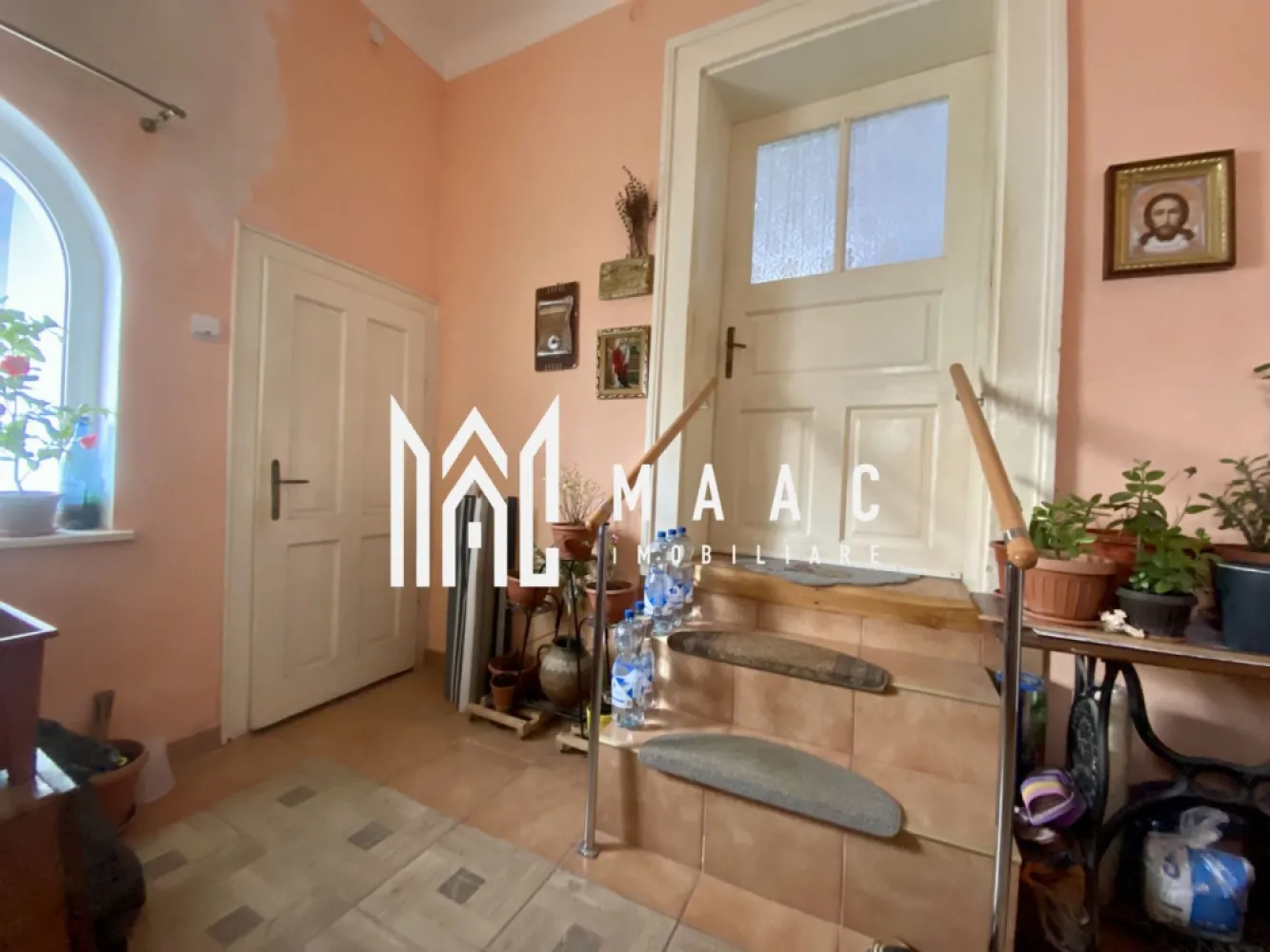 Apartament la casa | 3 camere | 105 MPU | Pivnita | Turnisor - MAAC Imobiliare va propune spre vanzare un apartament la casă cu 3 camere și curte comună in Zona Turnișor. Suprafață utilă de 105 mp. Acces facil la pod, cu intrare din exterior. Dispune de pivniță, ideală pentru depozitare, cu acces direct din curte. Curte comună împărțită cu doi alți locatari. Compartimentare: Fiecare încăpere are acces separat din curte, oferind intimitate și flexibilitate în utilizare. Prima încăpere: 2 camere nedecomandate. Hol de intrare spațios. Pe partea dreaptă se află baia cu cada si geam pentru aerisire. Pe partea stângă, o cămară pentru depozitare. A doua încăpere: Bucătărie bine organizată, cu acces separat din curte. A treia încăpere: Dormitor cu acces independent. Dotări și beneficii: Apartamentul este izolat termic. Compartimentare practică, cu acces separat în fiecare cameră. Pivniță pentru depozitare Localizare și accesibilitate: Situat în cartierul Turnișor, într-o zonă liniștită, cu acces facil la centre comerciale, magazine și alte servicii esențiale. Acces rapid către zonele centrale ale orașului, transport în comun. Pentru mai multe detalii precizati telefonic ca ati vazut anuntul cu ID: CP2371393 }}