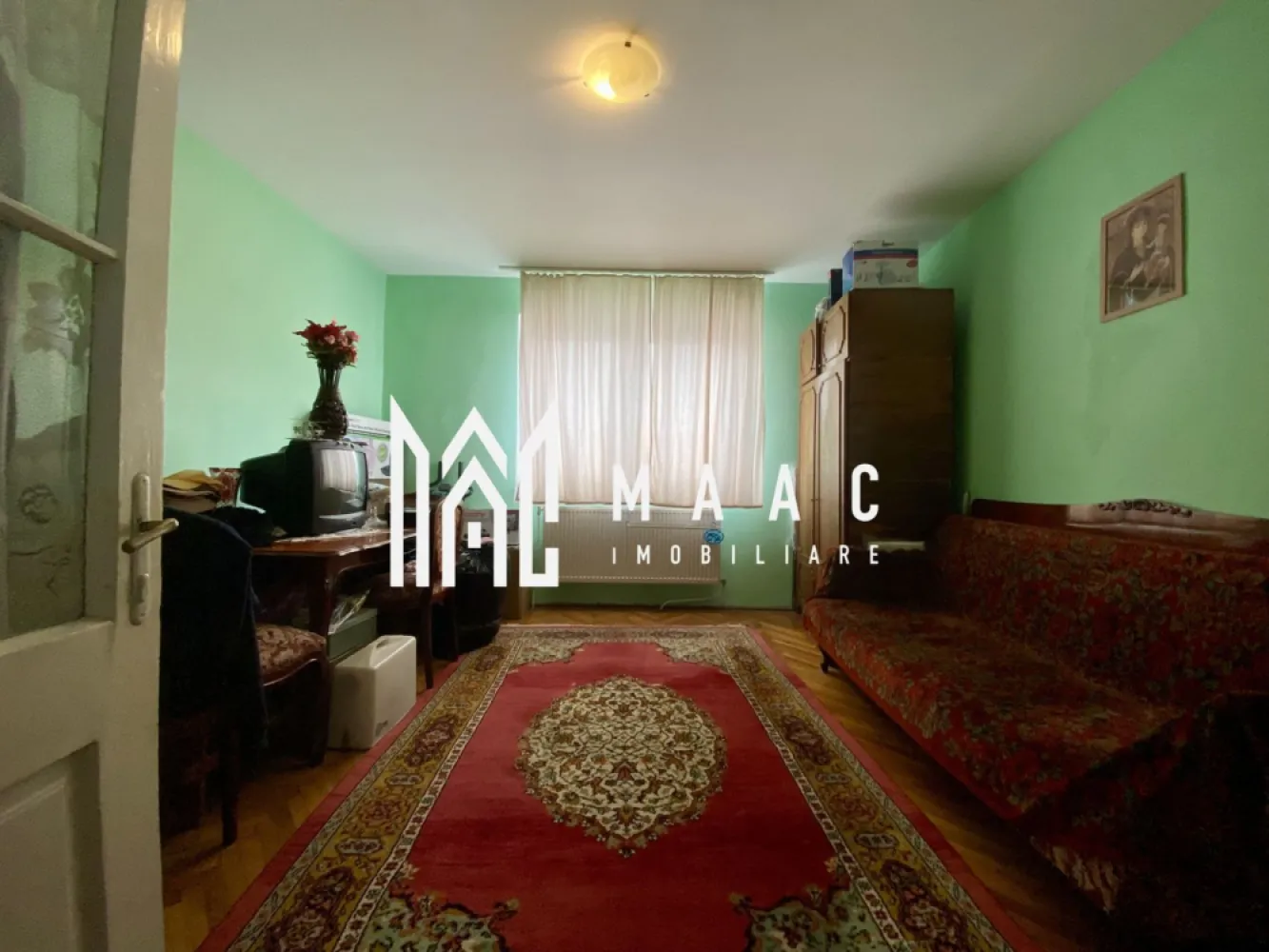 Apartament la casa | 3 camere | 105 MPU | Pivnita | Turnisor - MAAC Imobiliare va propune spre vanzare un apartament la casă cu 3 camere și curte comună in Zona Turnișor. Suprafață utilă de 105 mp. Acces facil la pod, cu intrare din exterior. Dispune de pivniță, ideală pentru depozitare, cu acces direct din curte. Curte comună împărțită cu doi alți locatari. Compartimentare: Fiecare încăpere are acces separat din curte, oferind intimitate și flexibilitate în utilizare. Prima încăpere: 2 camere nedecomandate. Hol de intrare spațios. Pe partea dreaptă se află baia cu cada si geam pentru aerisire. Pe partea stângă, o cămară pentru depozitare. A doua încăpere: Bucătărie bine organizată, cu acces separat din curte. A treia încăpere: Dormitor cu acces independent. Dotări și beneficii: Apartamentul este izolat termic. Compartimentare practică, cu acces separat în fiecare cameră. Pivniță pentru depozitare Localizare și accesibilitate: Situat în cartierul Turnișor, într-o zonă liniștită, cu acces facil la centre comerciale, magazine și alte servicii esențiale. Acces rapid către zonele centrale ale orașului, transport în comun. Pentru mai multe detalii precizati telefonic ca ati vazut anuntul cu ID: CP2371393 }}