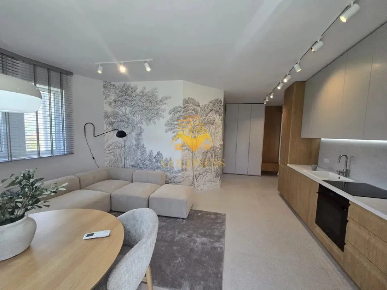 3 camere open space, Parcare, Premium,Alecu Russo, Calea Turzii,Europa - GOLDNESS Imobiliare vă propune spre închiriere un apartament 3 cu camere complet mobilat și utilat, la parterul unui imobil de 3 etaje, în Cartierul Europa.
Dispune de loc de parcare exterior!
Se află în apropierea stațiilor de transport în comun, magazine, restaurante, spații verzi, farmacii, etc. 

Apartamentul este compartimentat astfel:
 - dormitor cu pat matrimonial, dressing, noptiere, birou, biblioteca
 - dormitor cu (pat/ canapea -la cerere), birou, dulap
 - living cu bucatarie open space complet utilată și mobilată, canapea extensibilă, loc de servit masa 
 - baie cu dus walk-in, calorifer port prosop și dulap spatios pentru depozitare.
 - terasa de 10 mp, hol cu dulapuri pentru depozitare 

Imobilul este dotat cu toate cele necesare- centrală proprie, frigider, aragaz, hotă, mașină de spălat haine, etc. 

Dacă sunteți interesați de acest apartament și doriți să îl vizionați, dar și pentru alte oferte nu ezitați să ne contactați telefonic sau prin e-mail. Vă stăm la dispoziție!
Pentru intermediere se percepe un comision de 50% din prețul chiriei!