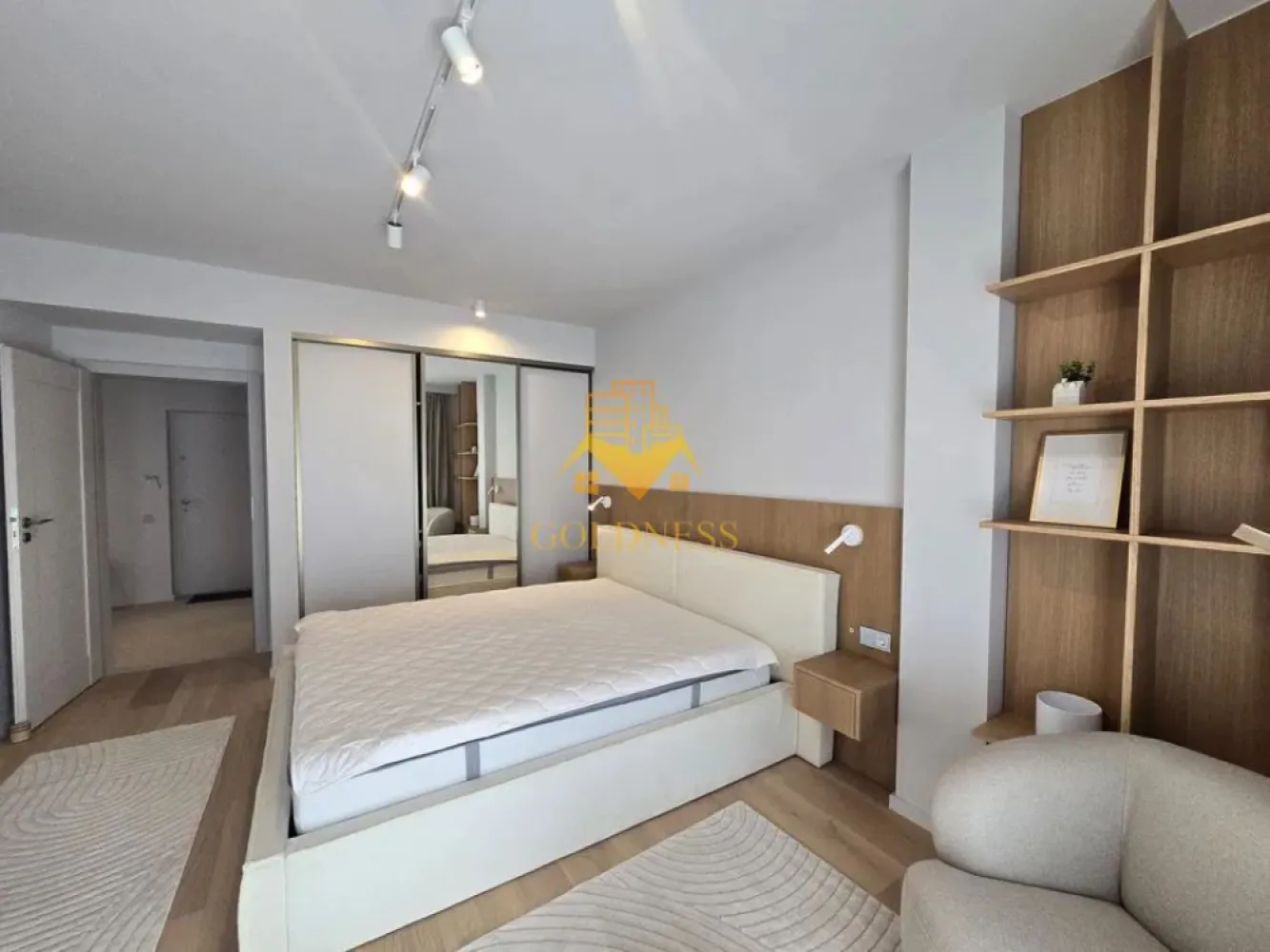 3 camere open space, Parcare, Premium,Alecu Russo, Calea Turzii,Europa - GOLDNESS Imobiliare vă propune spre închiriere un apartament 3 cu camere complet mobilat și utilat, la parterul unui imobil de 3 etaje, în Cartierul Europa.
Dispune de loc de parcare exterior!
Se află în apropierea stațiilor de transport în comun, magazine, restaurante, spații verzi, farmacii, etc. 

Apartamentul este compartimentat astfel:
 - dormitor cu pat matrimonial, dressing, noptiere, birou, biblioteca
 - dormitor cu (pat/ canapea -la cerere), birou, dulap
 - living cu bucatarie open space complet utilată și mobilată, canapea extensibilă, loc de servit masa 
 - baie cu dus walk-in, calorifer port prosop și dulap spatios pentru depozitare.
 - terasa de 10 mp, hol cu dulapuri pentru depozitare 

Imobilul este dotat cu toate cele necesare- centrală proprie, frigider, aragaz, hotă, mașină de spălat haine, etc. 

Dacă sunteți interesați de acest apartament și doriți să îl vizionați, dar și pentru alte oferte nu ezitați să ne contactați telefonic sau prin e-mail. Vă stăm la dispoziție!
Pentru intermediere se percepe un comision de 50% din prețul chiriei!