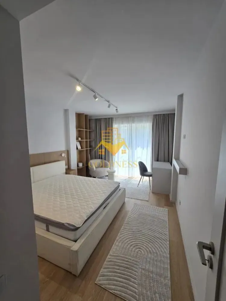 3 camere open space, Parcare, Premium,Alecu Russo, Calea Turzii,Europa - GOLDNESS Imobiliare vă propune spre închiriere un apartament 3 cu camere complet mobilat și utilat, la parterul unui imobil de 3 etaje, în Cartierul Europa.
Dispune de loc de parcare exterior!
Se află în apropierea stațiilor de transport în comun, magazine, restaurante, spații verzi, farmacii, etc. 

Apartamentul este compartimentat astfel:
 - dormitor cu pat matrimonial, dressing, noptiere, birou, biblioteca
 - dormitor cu (pat/ canapea -la cerere), birou, dulap
 - living cu bucatarie open space complet utilată și mobilată, canapea extensibilă, loc de servit masa 
 - baie cu dus walk-in, calorifer port prosop și dulap spatios pentru depozitare.
 - terasa de 10 mp, hol cu dulapuri pentru depozitare 

Imobilul este dotat cu toate cele necesare- centrală proprie, frigider, aragaz, hotă, mașină de spălat haine, etc. 

Dacă sunteți interesați de acest apartament și doriți să îl vizionați, dar și pentru alte oferte nu ezitați să ne contactați telefonic sau prin e-mail. Vă stăm la dispoziție!
Pentru intermediere se percepe un comision de 50% din prețul chiriei!