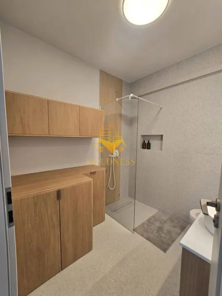 3 camere open space, Parcare, Premium,Alecu Russo, Calea Turzii,Europa - GOLDNESS Imobiliare vă propune spre închiriere un apartament 3 cu camere complet mobilat și utilat, la parterul unui imobil de 3 etaje, în Cartierul Europa.
Dispune de loc de parcare exterior!
Se află în apropierea stațiilor de transport în comun, magazine, restaurante, spații verzi, farmacii, etc. 

Apartamentul este compartimentat astfel:
 - dormitor cu pat matrimonial, dressing, noptiere, birou, biblioteca
 - dormitor cu (pat/ canapea -la cerere), birou, dulap
 - living cu bucatarie open space complet utilată și mobilată, canapea extensibilă, loc de servit masa 
 - baie cu dus walk-in, calorifer port prosop și dulap spatios pentru depozitare.
 - terasa de 10 mp, hol cu dulapuri pentru depozitare 

Imobilul este dotat cu toate cele necesare- centrală proprie, frigider, aragaz, hotă, mașină de spălat haine, etc. 

Dacă sunteți interesați de acest apartament și doriți să îl vizionați, dar și pentru alte oferte nu ezitați să ne contactați telefonic sau prin e-mail. Vă stăm la dispoziție!
Pentru intermediere se percepe un comision de 50% din prețul chiriei!