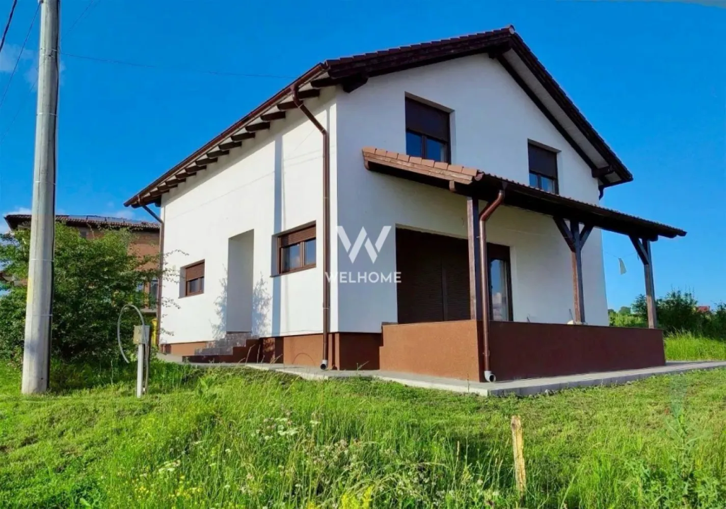 Casa individuala la 7 min de Sibiu - De vanzare casa/vila individuala intabulata cu o suprafata utila de 135mp si vedere deosebita catre muntii Fagaras.
Constructie 2016 in cartierul Bavaria (cartier rezidential exclusiv de case) la 6 km de oras si la 7 minute de Kaufland si Hornbach.
- intrare privata in cartier (cu bariera), paza 24 din 24, drum privat, iluminat stradal.
- dispune de toate utilitatile: apa, gaz, curent, canalizare, cablu internet prin fibra optica, centrala termica prin condensare.
- posibilitatea de a extinde terenul/curtea.
- caramida Cemacon evoceramic 44 (consum redus de gaz pe timpul iernii, pierderile de căldură sunt reduse datorită configurației geometrice a golurilor, ce crește lungimea traseului de transfer termic prin corpul ceramic, și a numărului mare de rânduri de goluri cu rol termoizolant), geamuri termopan Rehau, rulouri exterioare din aluminiu electrice, tigla Bramac, centrala termica prin condensare.

Casa este structurata dupa cum urmeaza:
Parter:
- hol de intrare;
- casa scarii cu debara sub scara;
- baie cu geam;
- living si dinning;
- camera/birou;
- bucatarie inchisa complet utilata și mobilata (mobila a fost facuta pe comanda);
- terasa cu vedere deosebita catre muntii Fagaras;

Etaj:
- casa scarii;
- 3 dormitoare (din care 2 dormitoare au vedere catre muntii Fagaras);
- baie complet utilata ce dispune de cada si dus;
- pod pentru depozitare, suprafata 30mp.

La exterior:
- trotuare pavate in jurul casei cat si zona pavata pentru parcare masini.

Disponibil imediat.

PRET: 212. 000 Euro