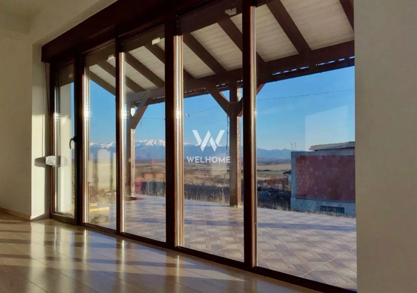 Casa individuala la 7 min de Sibiu - De vanzare casa/vila individuala intabulata cu o suprafata utila de 135mp si vedere deosebita catre muntii Fagaras.
Constructie 2016 in cartierul Bavaria (cartier rezidential exclusiv de case) la 6 km de oras si la 7 minute de Kaufland si Hornbach.
- intrare privata in cartier (cu bariera), paza 24 din 24, drum privat, iluminat stradal.
- dispune de toate utilitatile: apa, gaz, curent, canalizare, cablu internet prin fibra optica, centrala termica prin condensare.
- posibilitatea de a extinde terenul/curtea.
- caramida Cemacon evoceramic 44 (consum redus de gaz pe timpul iernii, pierderile de căldură sunt reduse datorită configurației geometrice a golurilor, ce crește lungimea traseului de transfer termic prin corpul ceramic, și a numărului mare de rânduri de goluri cu rol termoizolant), geamuri termopan Rehau, rulouri exterioare din aluminiu electrice, tigla Bramac, centrala termica prin condensare.

Casa este structurata dupa cum urmeaza:
Parter:
- hol de intrare;
- casa scarii cu debara sub scara;
- baie cu geam;
- living si dinning;
- camera/birou;
- bucatarie inchisa complet utilata și mobilata (mobila a fost facuta pe comanda);
- terasa cu vedere deosebita catre muntii Fagaras;

Etaj:
- casa scarii;
- 3 dormitoare (din care 2 dormitoare au vedere catre muntii Fagaras);
- baie complet utilata ce dispune de cada si dus;
- pod pentru depozitare, suprafata 30mp.

La exterior:
- trotuare pavate in jurul casei cat si zona pavata pentru parcare masini.

Disponibil imediat.

PRET: 212. 000 Euro
