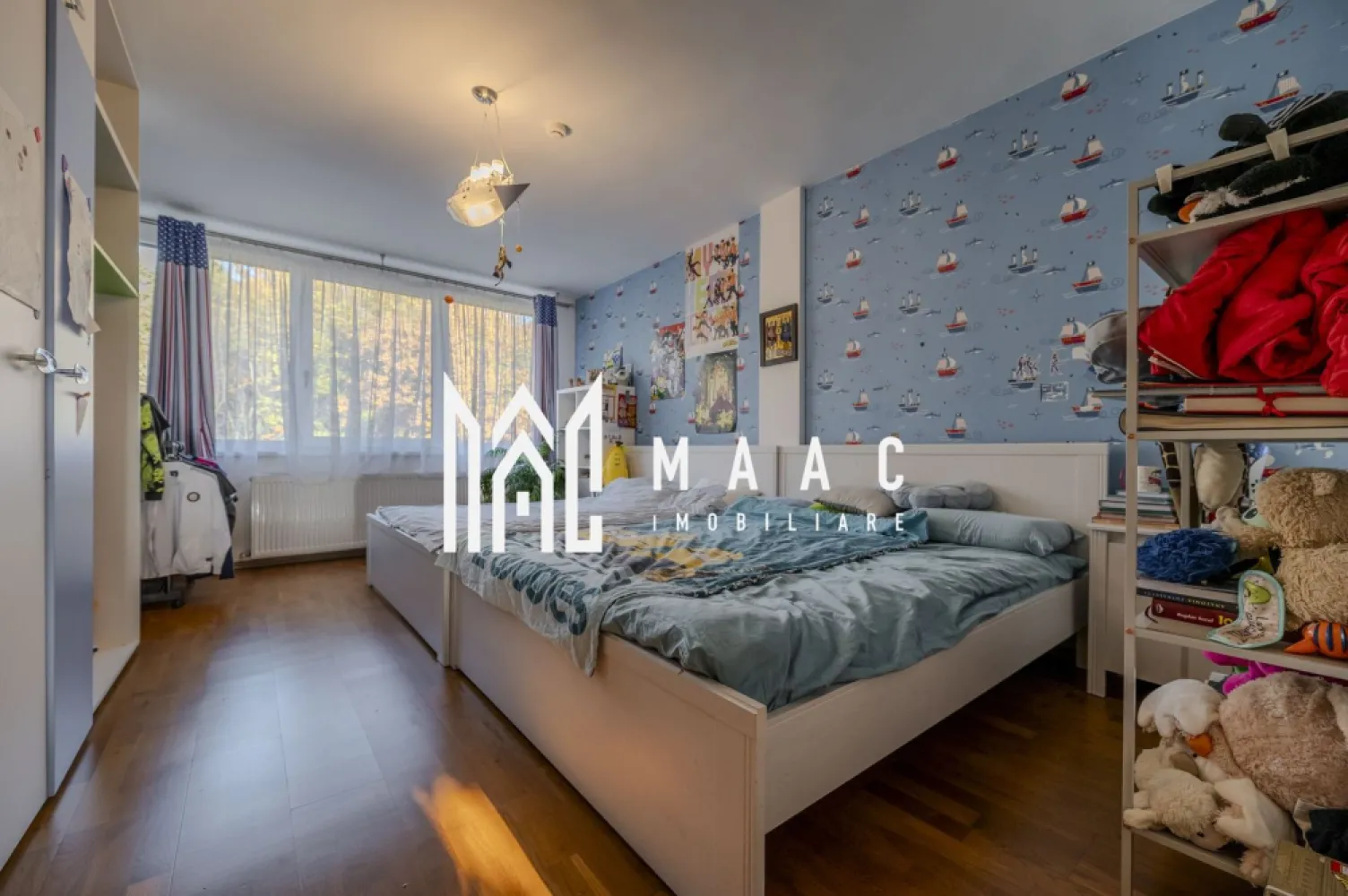 Casa superba cu iesire la parcul Sub Arini 608 mp teren - Comision 0 !!!
Vă prezentăm spre vânzare o proprietate exclusivistă situată într-una dintre cele mai apreciate zone rezidențiale din Sibiu – zona Parcul Sub Arini. Imobilul impresionează prin suprafață, compartimentare și facilitățile premium, fiind ideal pentru o familie care își dorește confort, intimitate și acces rapid către principalele puncte de interes ale orașului.

Casa este dispusă pe patru niveluri – Demisol + Parter + Etaj + Mansardă – și este amplasată pe un teren de 608 mp, cu aproximativ 400 mp de curte liberă amenajată.

Proprietatea beneficiază inclusiv de sistem cu panouri solare, oferind eficiență energetică și costuri reduse de întreținere.

Compartimentarea este practică și generoasă:

Demisol:
hol și casa scării, spații de depozitare, sală fitness și zonă sport, spațiu pentru masaj, saună clasică și saună cu infraroșu, dormitor pentru oaspeți, zonă TV, cămară, grupuri sanitare, camere tehnice pentru centrale, boiler și instalația panourilor solare.

Parter:
hol de acces, living spațios cu zonă de bar, bucătărie, cămară, baie și terasă.

Etaj:
hol, dormitor matrimonial, cameră pentru copii, trei dressinguri, zonă de relaxare și joacă, două băi și două balcoane.

Mansardă:
zonă de zi, dormitor, dressing, baie și două terase, dintre care una tip rooftop.

Pentru video si m-ai multe detalii va rog specificati CP3073497 la telefon.