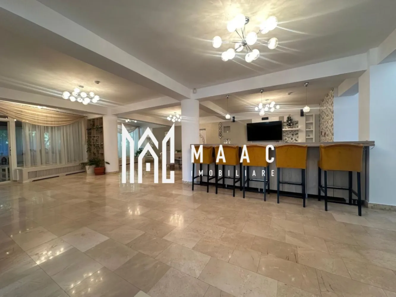 Casa superba cu iesire la parcul Sub Arini 608 mp teren - Comision 0 !!!
Vă prezentăm spre vânzare o proprietate exclusivistă situată într-una dintre cele mai apreciate zone rezidențiale din Sibiu – zona Parcul Sub Arini. Imobilul impresionează prin suprafață, compartimentare și facilitățile premium, fiind ideal pentru o familie care își dorește confort, intimitate și acces rapid către principalele puncte de interes ale orașului.

Casa este dispusă pe patru niveluri – Demisol + Parter + Etaj + Mansardă – și este amplasată pe un teren de 608 mp, cu aproximativ 400 mp de curte liberă amenajată.

Proprietatea beneficiază inclusiv de sistem cu panouri solare, oferind eficiență energetică și costuri reduse de întreținere.

Compartimentarea este practică și generoasă:

Demisol:
hol și casa scării, spații de depozitare, sală fitness și zonă sport, spațiu pentru masaj, saună clasică și saună cu infraroșu, dormitor pentru oaspeți, zonă TV, cămară, grupuri sanitare, camere tehnice pentru centrale, boiler și instalația panourilor solare.

Parter:
hol de acces, living spațios cu zonă de bar, bucătărie, cămară, baie și terasă.

Etaj:
hol, dormitor matrimonial, cameră pentru copii, trei dressinguri, zonă de relaxare și joacă, două băi și două balcoane.

Mansardă:
zonă de zi, dormitor, dressing, baie și două terase, dintre care una tip rooftop.

Pentru video si m-ai multe detalii va rog specificati CP3073497 la telefon.