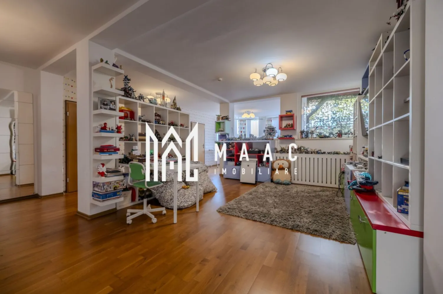 Casa superba cu iesire la parcul Sub Arini 608 mp teren - Comision 0 !!!
Vă prezentăm spre vânzare o proprietate exclusivistă situată într-una dintre cele mai apreciate zone rezidențiale din Sibiu – zona Parcul Sub Arini. Imobilul impresionează prin suprafață, compartimentare și facilitățile premium, fiind ideal pentru o familie care își dorește confort, intimitate și acces rapid către principalele puncte de interes ale orașului.

Casa este dispusă pe patru niveluri – Demisol + Parter + Etaj + Mansardă – și este amplasată pe un teren de 608 mp, cu aproximativ 400 mp de curte liberă amenajată.

Proprietatea beneficiază inclusiv de sistem cu panouri solare, oferind eficiență energetică și costuri reduse de întreținere.

Compartimentarea este practică și generoasă:

Demisol:
hol și casa scării, spații de depozitare, sală fitness și zonă sport, spațiu pentru masaj, saună clasică și saună cu infraroșu, dormitor pentru oaspeți, zonă TV, cămară, grupuri sanitare, camere tehnice pentru centrale, boiler și instalația panourilor solare.

Parter:
hol de acces, living spațios cu zonă de bar, bucătărie, cămară, baie și terasă.

Etaj:
hol, dormitor matrimonial, cameră pentru copii, trei dressinguri, zonă de relaxare și joacă, două băi și două balcoane.

Mansardă:
zonă de zi, dormitor, dressing, baie și două terase, dintre care una tip rooftop.

Pentru video si m-ai multe detalii va rog specificati CP3073497 la telefon.