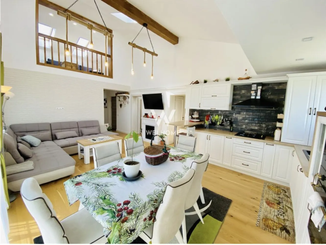 Penthouse modern - 110 mp utili + terasa 40 mp utili - C. Arhitectilor - Descopera un penthouse deosebit, situat in complexul rezidential Amfeld, in zona Calea Cisnadiei – o proprietate care imbina eleganta finisajelor premium cu confortul unui spatiu generos si bine organizat.

Amenajat intr-un stil modern cu accente rustice atent integrate, apartamentul se remarca prin terasa ampla de 40 mp, compartimentarea eficienta si atmosfera calda, perfecta pentru o familie sau pentru cei care isi doresc mai mult spatiu si intimitate.

Detalii principale:
110 mp utili
terasa amenajata de 40 mp
dispus pe doua niveluri
complet mobilat si utilat
loc de parcare inclus
Compartimentare

Primul nivel (aprox. 80 mp):

hol de acces
living spatios cu bucatarie open space
dormitor
dormitor matrimonial cu baie proprie
baie separata
dressing generos de 9 mp

Nivel superior (pod amenajat – aprox. 30 mp):

camera multifunctionala
doua spatii pentru depozitare

Finisaje si dotari
mobilier realizat la comanda
electrocasnice incorporate
incalzire in pardoseala
parchet triplu stratificat din lemn masiv
finisaje premium
numeroase spatii de depozitare

De ce merita vazut?
terasa spectaculoasa, ideala pentru relaxare
spatii mari si luminoase
2 bai
dressing spatios
imobil nou
zona linistita si bine conectata
aproape de Kaufland si alte puncte de interes

Localizare

Proprietatea este amplasata pe strada Ascanio Damian, in zona Calea Cisnadiei, intr-un ansamblu rezidential apreciat pentru accesibilitate si confort.

Accesul catre imobil este integral asfaltat si iluminat public.