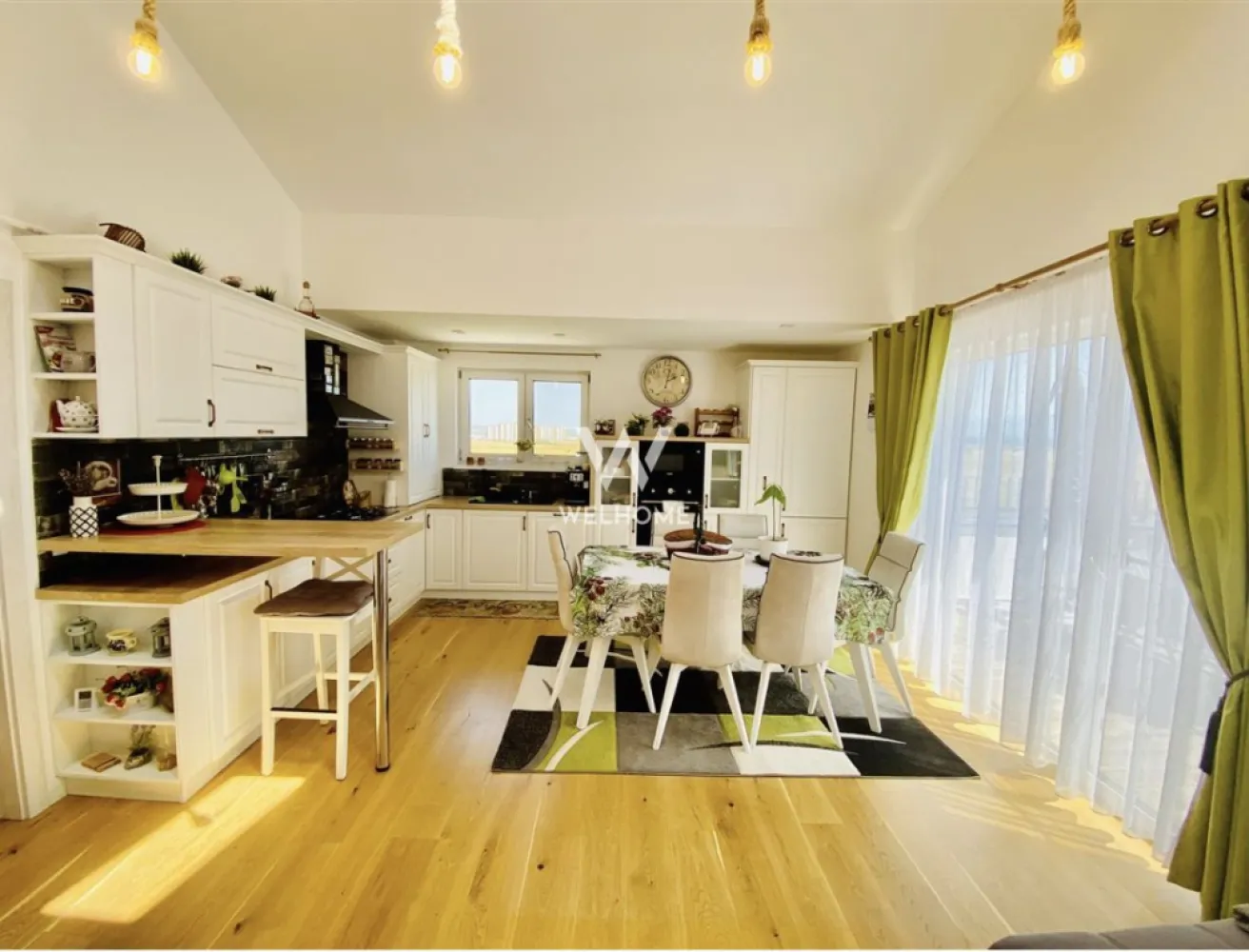 Penthouse modern - 110 mp utili + terasa 40 mp utili - C. Arhitectilor - Descopera un penthouse deosebit, situat in complexul rezidential Amfeld, in zona Calea Cisnadiei – o proprietate care imbina eleganta finisajelor premium cu confortul unui spatiu generos si bine organizat.

Amenajat intr-un stil modern cu accente rustice atent integrate, apartamentul se remarca prin terasa ampla de 40 mp, compartimentarea eficienta si atmosfera calda, perfecta pentru o familie sau pentru cei care isi doresc mai mult spatiu si intimitate.

Detalii principale:
110 mp utili
terasa amenajata de 40 mp
dispus pe doua niveluri
complet mobilat si utilat
loc de parcare inclus
Compartimentare

Primul nivel (aprox. 80 mp):

hol de acces
living spatios cu bucatarie open space
dormitor
dormitor matrimonial cu baie proprie
baie separata
dressing generos de 9 mp

Nivel superior (pod amenajat – aprox. 30 mp):

camera multifunctionala
doua spatii pentru depozitare

Finisaje si dotari
mobilier realizat la comanda
electrocasnice incorporate
incalzire in pardoseala
parchet triplu stratificat din lemn masiv
finisaje premium
numeroase spatii de depozitare

De ce merita vazut?
terasa spectaculoasa, ideala pentru relaxare
spatii mari si luminoase
2 bai
dressing spatios
imobil nou
zona linistita si bine conectata
aproape de Kaufland si alte puncte de interes

Localizare

Proprietatea este amplasata pe strada Ascanio Damian, in zona Calea Cisnadiei, intr-un ansamblu rezidential apreciat pentru accesibilitate si confort.

Accesul catre imobil este integral asfaltat si iluminat public.