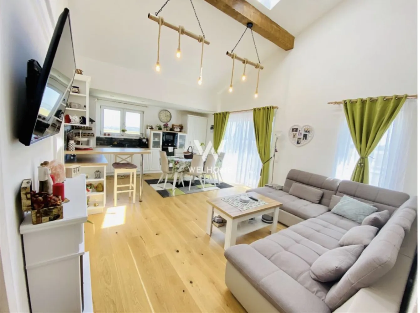 Penthouse modern - 110 mp utili + terasa 40 mp utili - C. Arhitectilor - Descopera un penthouse deosebit, situat in complexul rezidential Amfeld, in zona Calea Cisnadiei – o proprietate care imbina eleganta finisajelor premium cu confortul unui spatiu generos si bine organizat.

Amenajat intr-un stil modern cu accente rustice atent integrate, apartamentul se remarca prin terasa ampla de 40 mp, compartimentarea eficienta si atmosfera calda, perfecta pentru o familie sau pentru cei care isi doresc mai mult spatiu si intimitate.

Detalii principale:
110 mp utili
terasa amenajata de 40 mp
dispus pe doua niveluri
complet mobilat si utilat
loc de parcare inclus
Compartimentare

Primul nivel (aprox. 80 mp):

hol de acces
living spatios cu bucatarie open space
dormitor
dormitor matrimonial cu baie proprie
baie separata
dressing generos de 9 mp

Nivel superior (pod amenajat – aprox. 30 mp):

camera multifunctionala
doua spatii pentru depozitare

Finisaje si dotari
mobilier realizat la comanda
electrocasnice incorporate
incalzire in pardoseala
parchet triplu stratificat din lemn masiv
finisaje premium
numeroase spatii de depozitare

De ce merita vazut?
terasa spectaculoasa, ideala pentru relaxare
spatii mari si luminoase
2 bai
dressing spatios
imobil nou
zona linistita si bine conectata
aproape de Kaufland si alte puncte de interes

Localizare

Proprietatea este amplasata pe strada Ascanio Damian, in zona Calea Cisnadiei, intr-un ansamblu rezidential apreciat pentru accesibilitate si confort.

Accesul catre imobil este integral asfaltat si iluminat public.