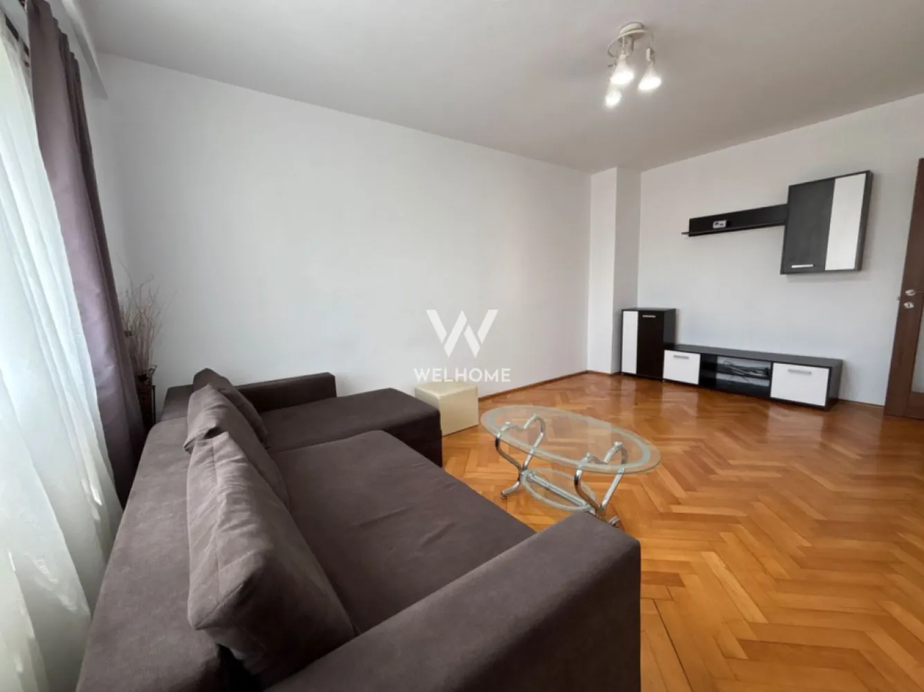 Apartament DECOMANDAT 3 camere cu PIVNIȚĂ - zona Terezian, Sibiu - Apartament 3 camere, 65 mp, ETAJ 2 - Terezian, Sibiu | Complet mobilat-utilat

 Are o suprafață utilă de 65 mp + balcon închis de 3.64 mp
 Situat la etajul 2 al unui bloc cu 4 etaje construit în anul 1989. 
Compartimentare:
- hol generos cu debara și multiple spații de depozitare, living spațios și luminos, , bucătărie separată, 2 dormitoare, 2 băi, balcon închis.
 Apartamentul este călduros, luminos și se vinde complet mobilat și utilat, fiind pregătit pentru mutare imediată. 
 În plus, proprietatea beneficiază și de pivniță, ideală pentru depozitare suplimentară (circa 5mp).
 Situat într-o zonă bine cotată, cartierul Terezian, apreciată pentru numeroasele facilități și accesul rapid către punctele de interes din oraș: supermarket-uri, stație de autobuz situată chiar la strada principală, școli și grădinițe, centrul orașului etc.
 Numeroase locuri de parcare publice atât în fața, cât și în spatele blocului.
 Ideal atât pentru locuit, cât și pentru investiție!
Disponibil IMEDIAT!

Preț: 135.000 Euro
Telefon: 0747.639.802 - Karina