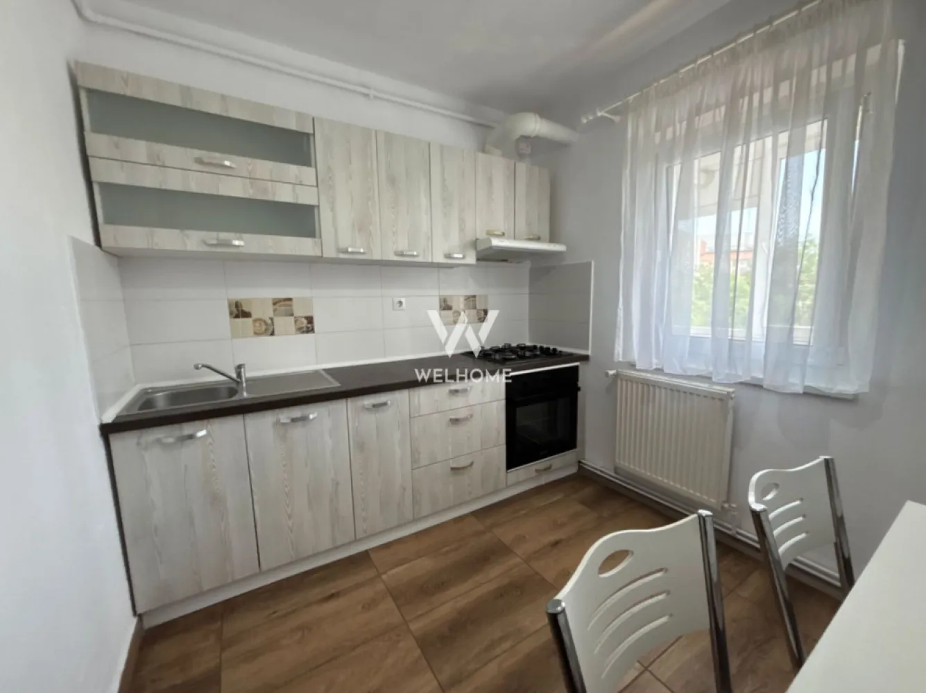 Apartament DECOMANDAT 3 camere cu PIVNIȚĂ - zona Terezian, Sibiu - Apartament 3 camere, 65 mp, ETAJ 2 - Terezian, Sibiu | Complet mobilat-utilat

 Are o suprafață utilă de 65 mp + balcon închis de 3.64 mp
 Situat la etajul 2 al unui bloc cu 4 etaje construit în anul 1989. 
Compartimentare:
- hol generos cu debara și multiple spații de depozitare, living spațios și luminos, , bucătărie separată, 2 dormitoare, 2 băi, balcon închis.
 Apartamentul este călduros, luminos și se vinde complet mobilat și utilat, fiind pregătit pentru mutare imediată. 
 În plus, proprietatea beneficiază și de pivniță, ideală pentru depozitare suplimentară (circa 5mp).
 Situat într-o zonă bine cotată, cartierul Terezian, apreciată pentru numeroasele facilități și accesul rapid către punctele de interes din oraș: supermarket-uri, stație de autobuz situată chiar la strada principală, școli și grădinițe, centrul orașului etc.
 Numeroase locuri de parcare publice atât în fața, cât și în spatele blocului.
 Ideal atât pentru locuit, cât și pentru investiție!
Disponibil IMEDIAT!

Preț: 135.000 Euro
Telefon: 0747.639.802 - Karina