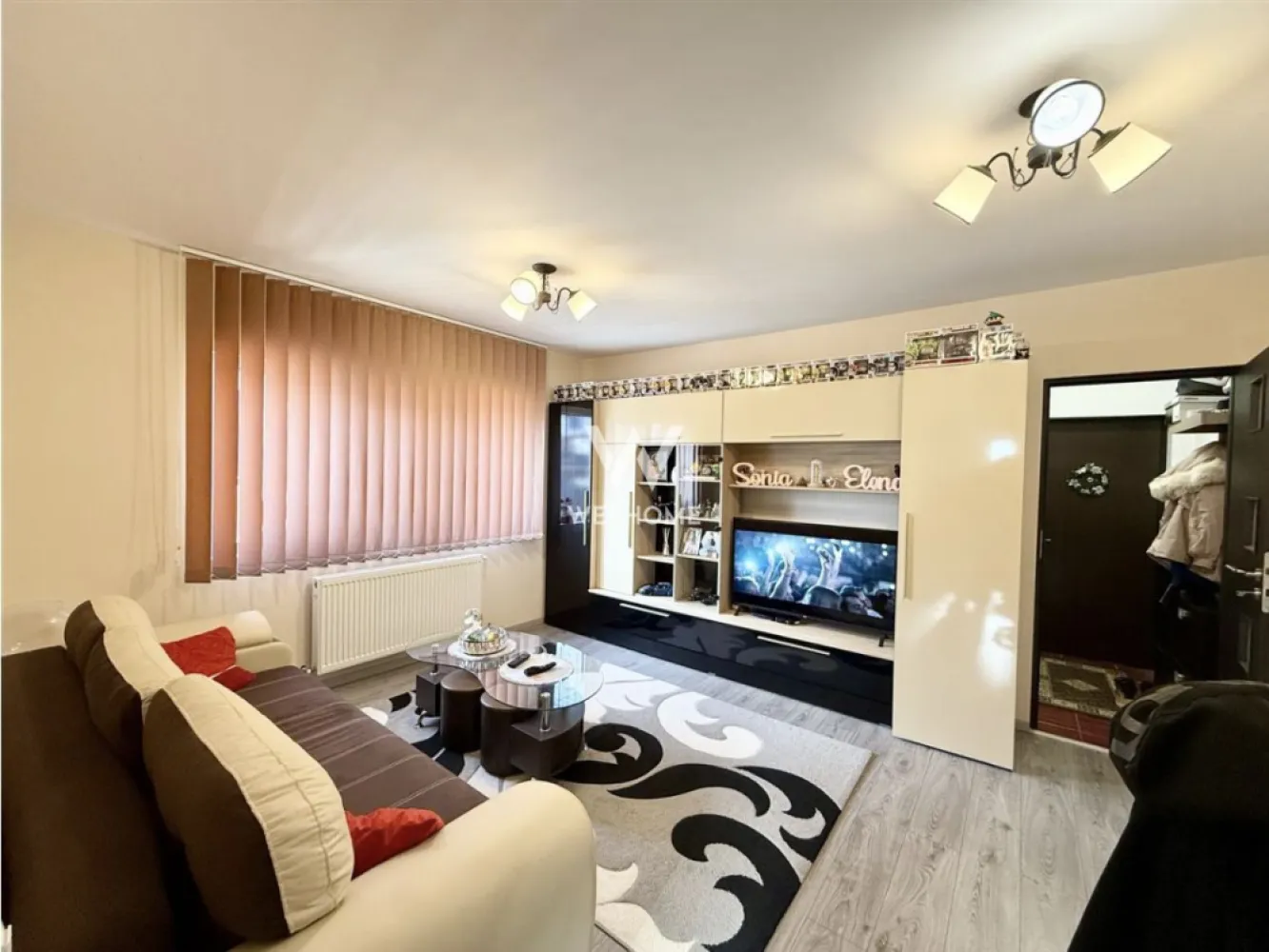 Apartament mobilat si utilat, 2 camere, balcon si parcare - Etaj 2/3 - Va prezentam un apartament cu 2 camere, situat in Cartierul Arhitectilor, intr-o zona linistita si in continua dezvoltare, cu acces rapid catre Sibiu si principalele puncte de interes din oras.

Locuinta este amplasata la etajul 2 al unui imobil cu 3 etaje si dispune de o suprafata utila de 41 mp, la care se adauga un balcon inchis de 4 mp.

Compartimentare: hol de acces, bucatarie separata, living luminos, dormitor, baie cu geam pentru aerisire naturala, balcon inchis

Beneficii:
se vinde complet mobilat si utilat
loc de parcare inclus
compartimentare practica si functionala
zona aerisita si linistita
acces facil catre oras
potrivit pentru locuinta proprie sau investitie

Apartamentul este intabulat si poate fi achizitionat atat prin plata cash, cat si prin credit bancar.