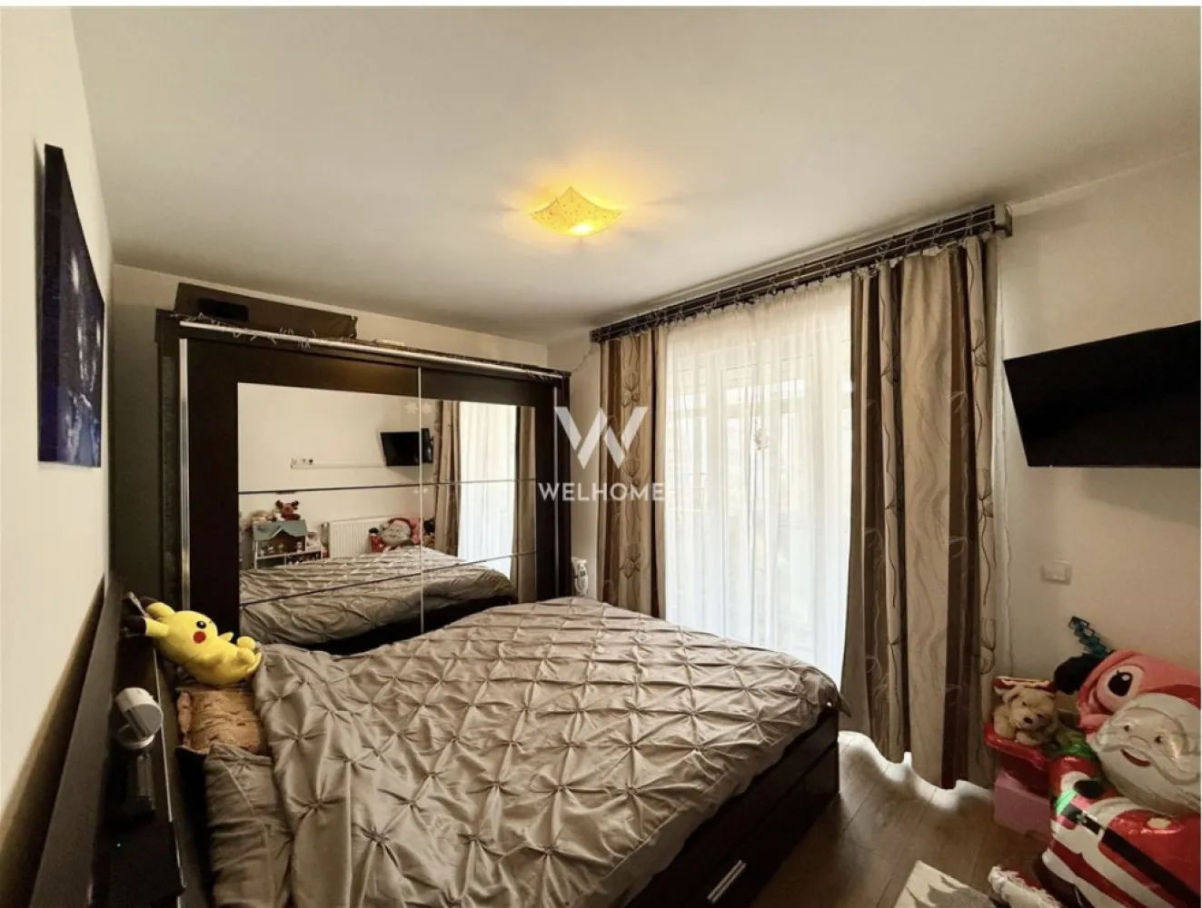 Apartament mobilat si utilat, 2 camere, balcon si parcare - Etaj 2/3 - Va prezentam un apartament cu 2 camere, situat in Cartierul Arhitectilor, intr-o zona linistita si in continua dezvoltare, cu acces rapid catre Sibiu si principalele puncte de interes din oras.

Locuinta este amplasata la etajul 2 al unui imobil cu 3 etaje si dispune de o suprafata utila de 41 mp, la care se adauga un balcon inchis de 4 mp.

Compartimentare: hol de acces, bucatarie separata, living luminos, dormitor, baie cu geam pentru aerisire naturala, balcon inchis

Beneficii:
se vinde complet mobilat si utilat
loc de parcare inclus
compartimentare practica si functionala
zona aerisita si linistita
acces facil catre oras
potrivit pentru locuinta proprie sau investitie

Apartamentul este intabulat si poate fi achizitionat atat prin plata cash, cat si prin credit bancar.