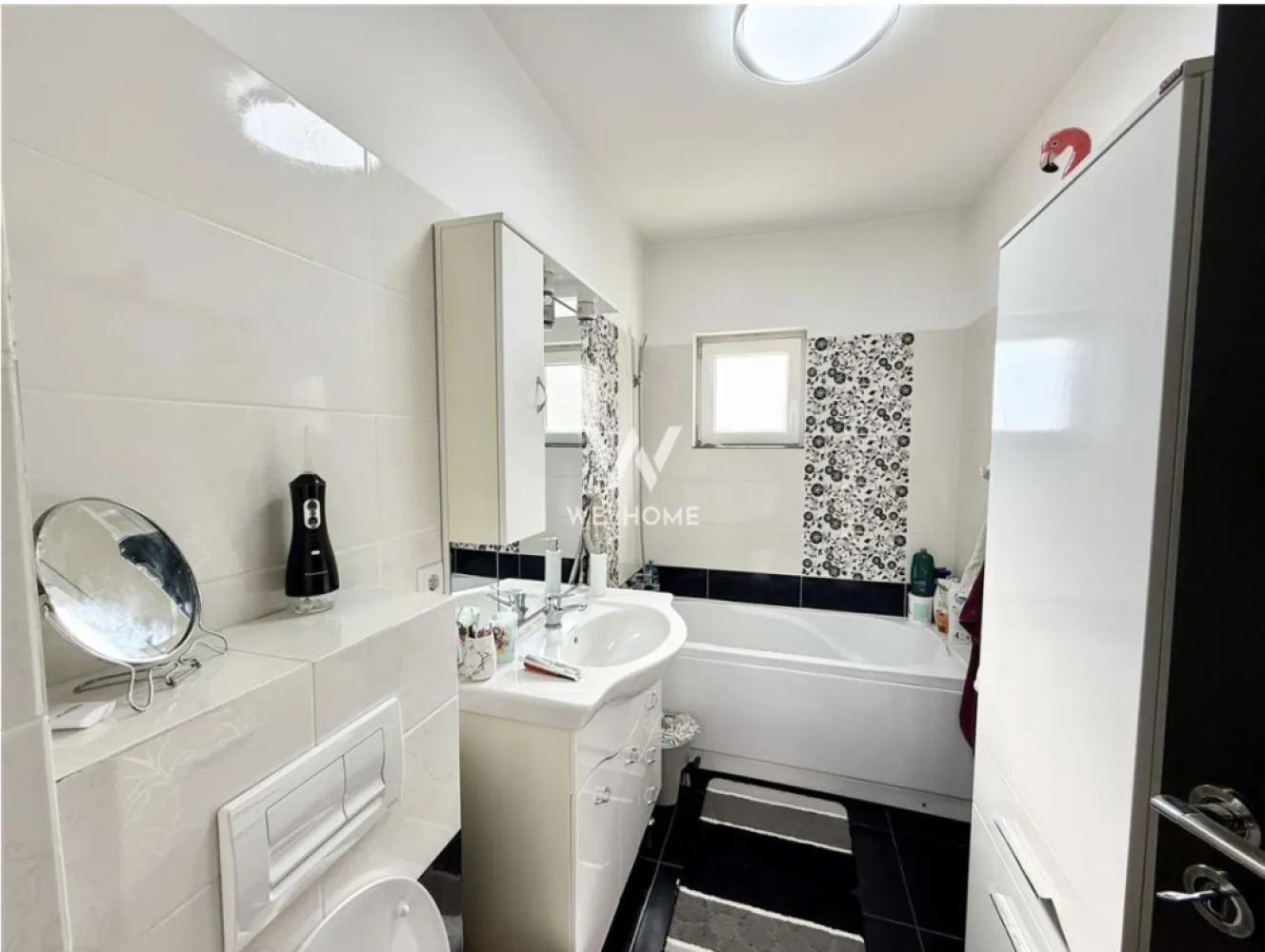 Apartament mobilat si utilat, 2 camere, balcon si parcare - Etaj 2/3 - Va prezentam un apartament cu 2 camere, situat in Cartierul Arhitectilor, intr-o zona linistita si in continua dezvoltare, cu acces rapid catre Sibiu si principalele puncte de interes din oras.

Locuinta este amplasata la etajul 2 al unui imobil cu 3 etaje si dispune de o suprafata utila de 41 mp, la care se adauga un balcon inchis de 4 mp.

Compartimentare: hol de acces, bucatarie separata, living luminos, dormitor, baie cu geam pentru aerisire naturala, balcon inchis

Beneficii:
se vinde complet mobilat si utilat
loc de parcare inclus
compartimentare practica si functionala
zona aerisita si linistita
acces facil catre oras
potrivit pentru locuinta proprie sau investitie

Apartamentul este intabulat si poate fi achizitionat atat prin plata cash, cat si prin credit bancar.