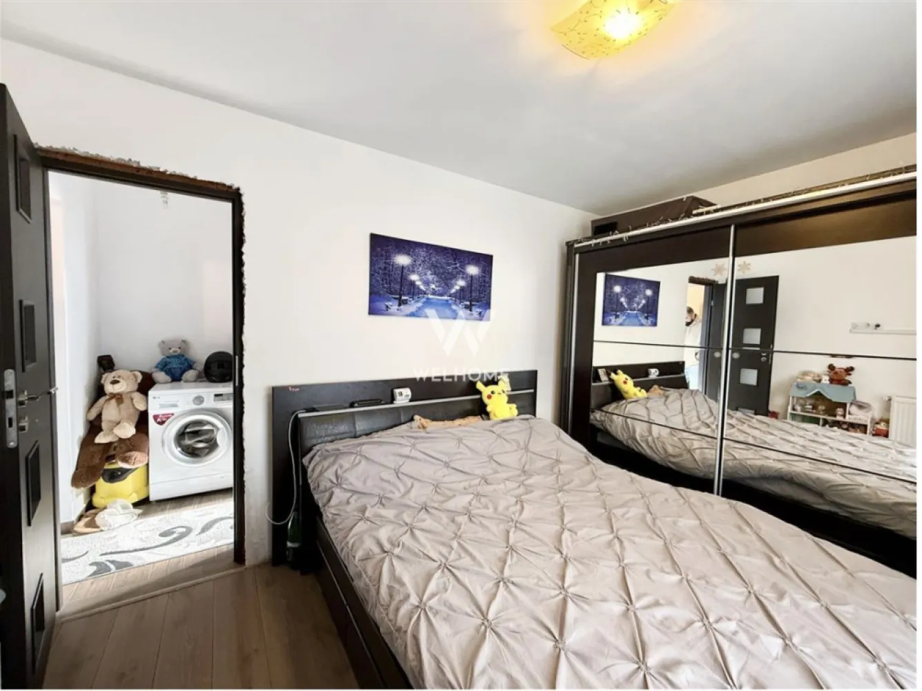 Apartament mobilat si utilat, 2 camere, balcon si parcare - Etaj 2/3 - Va prezentam un apartament cu 2 camere, situat in Cartierul Arhitectilor, intr-o zona linistita si in continua dezvoltare, cu acces rapid catre Sibiu si principalele puncte de interes din oras.

Locuinta este amplasata la etajul 2 al unui imobil cu 3 etaje si dispune de o suprafata utila de 41 mp, la care se adauga un balcon inchis de 4 mp.

Compartimentare: hol de acces, bucatarie separata, living luminos, dormitor, baie cu geam pentru aerisire naturala, balcon inchis

Beneficii:
se vinde complet mobilat si utilat
loc de parcare inclus
compartimentare practica si functionala
zona aerisita si linistita
acces facil catre oras
potrivit pentru locuinta proprie sau investitie

Apartamentul este intabulat si poate fi achizitionat atat prin plata cash, cat si prin credit bancar.