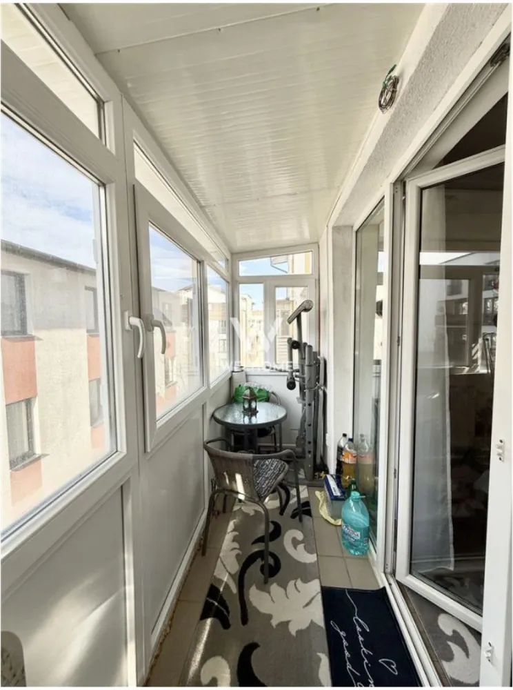Apartament mobilat si utilat, 2 camere, balcon si parcare - Etaj 2/3 - Va prezentam un apartament cu 2 camere, situat in Cartierul Arhitectilor, intr-o zona linistita si in continua dezvoltare, cu acces rapid catre Sibiu si principalele puncte de interes din oras.

Locuinta este amplasata la etajul 2 al unui imobil cu 3 etaje si dispune de o suprafata utila de 41 mp, la care se adauga un balcon inchis de 4 mp.

Compartimentare: hol de acces, bucatarie separata, living luminos, dormitor, baie cu geam pentru aerisire naturala, balcon inchis

Beneficii:
se vinde complet mobilat si utilat
loc de parcare inclus
compartimentare practica si functionala
zona aerisita si linistita
acces facil catre oras
potrivit pentru locuinta proprie sau investitie

Apartamentul este intabulat si poate fi achizitionat atat prin plata cash, cat si prin credit bancar.