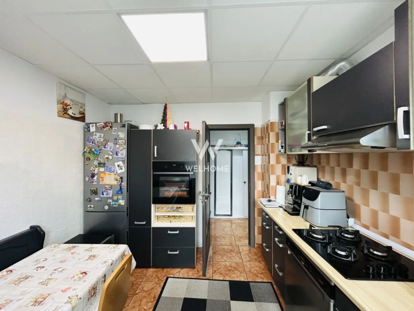 Apartament decomandat, 58 mp utili, mobilat modern - Zona Rahovei - Dacă îți dorești un apartament spațios, bine compartimentat și într-o zonă unde ai totul aproape, proprietatea aceasta din Rahovei merită văzută.

Situat într-una dintre cele mai căutate zone din Sibiu, apartamentul este ideal atât pentru locuit, cât și pentru investiție.

✔ 58 mp utili
✔ decomandat
✔ complet mobilat și utilat
✔ balconul intregat in dormitor
✔ pod pentru depozitare
✔ baie cu geam
✔ bucătărie separată
✔ disponibil imediat

Apartamentul este poziționat la etajul 4 din 4 și beneficiază de acoperiș cu țiglă. Compartimentarea este practică și confortabilă: hol de acces, living luminos, dormitor spațios cu balcon integrat, bucătărie separată, baie cu geam, debara si acces la pod

Locuința se predă exact cum se vede în fotografii, mobilată și utilată, astfel încât te poți muta imediat fără investiții suplimentare.

 Zona Rahovei – aproape de magazine, școli, farmacii, mijloace de transport și alte puncte importante ale orașului.

📞 Pentru detalii și vizionare, contactează-ne.