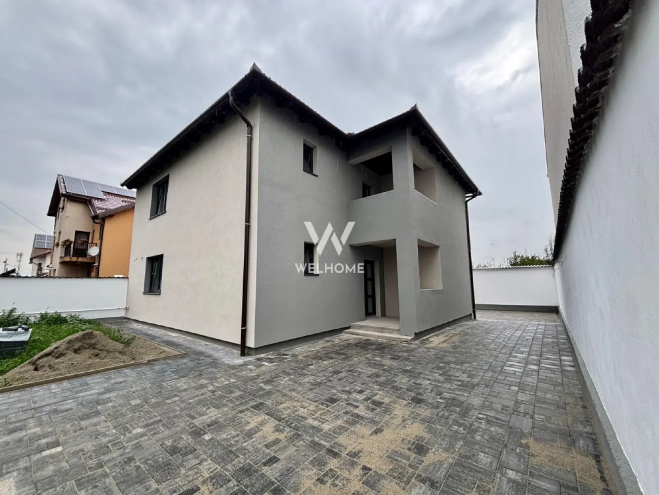 Casă INDIVIDUALĂ 5 camere cu PIVNIȚĂ și POD în Sibiu - Casă spațioasă 5 camere, pivniță și terasă generoasă – Sibiu

Suprafață utilă: circa 180 mp
TEREN: 300 mp, Pivniță: 30 mp, Terasă: 30 mp + POD

Compartimentare:
 PARTER: hol de acces, living spațios, bucătărie separată, baie cu geam, dormitor cu ieșire directă pe terasă.
 ETAJ: hol, 3 dormitoare, baie cu geam și balcon.
 POD pe întreaga suprafața a casei, spațiul fiind deja prevăzut cu ferestre tip Velux, fiind ideal pentru amenajarea unei camere suplimentare, precum un dormitor, birou sau spațiu de relaxare.

 Casa se predă INTERIOR la ALB, așa cum se observă în poze; iar EXTERIOR la CHEIE cu pavaj și gazon.
 Acces auto cu posibilitatea de a parca 2-3 mașini în curte.
 Proprietate ideală pentru o familie care își dorește confort, spațiu și liniște, situată într-un zonă exclusiv de case, cu acces rapid la școli, magazine și mijloace de transport etc.
 Se acceptă atât plata cash, cât și credit ipotecar.

Preț: 329.999 Euro Negociabil
Telefon: 0747.639.802 – Karina