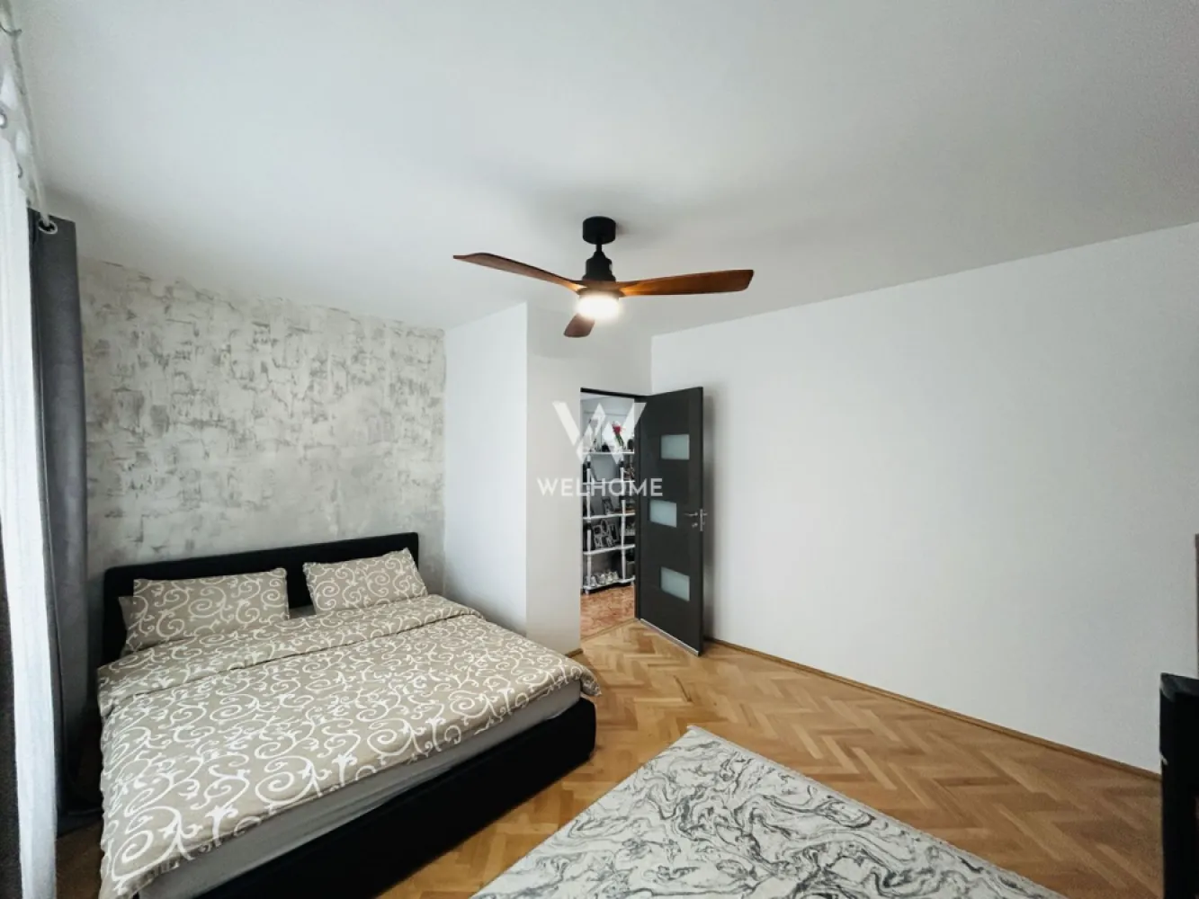 Apartament decomandat, 58 mp utili, mobilat modern - Zona Rahovei - Dacă îți dorești un apartament spațios, bine compartimentat și într-o zonă unde ai totul aproape, proprietatea aceasta din Rahovei merită văzută.

Situat într-una dintre cele mai căutate zone din Sibiu, apartamentul este ideal atât pentru locuit, cât și pentru investiție.

✔ 58 mp utili
✔ decomandat
✔ complet mobilat și utilat
✔ balconul intregat in dormitor
✔ pod pentru depozitare
✔ baie cu geam
✔ bucătărie separată
✔ disponibil imediat

Apartamentul este poziționat la etajul 4 din 4 și beneficiază de acoperiș cu țiglă. Compartimentarea este practică și confortabilă: hol de acces, living luminos, dormitor spațios cu balcon integrat, bucătărie separată, baie cu geam, debara si acces la pod

Locuința se predă exact cum se vede în fotografii, mobilată și utilată, astfel încât te poți muta imediat fără investiții suplimentare.

 Zona Rahovei – aproape de magazine, școli, farmacii, mijloace de transport și alte puncte importante ale orașului.

📞 Pentru detalii și vizionare, contactează-ne.