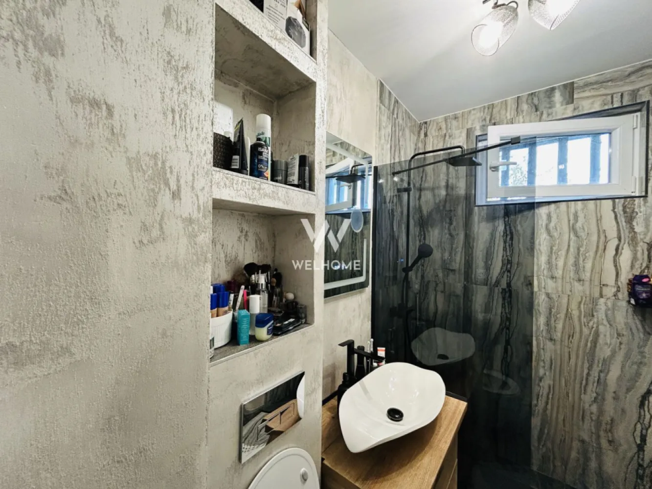 Apartament decomandat, 58 mp utili, mobilat modern - Zona Rahovei - Dacă îți dorești un apartament spațios, bine compartimentat și într-o zonă unde ai totul aproape, proprietatea aceasta din Rahovei merită văzută.

Situat într-una dintre cele mai căutate zone din Sibiu, apartamentul este ideal atât pentru locuit, cât și pentru investiție.

✔ 58 mp utili
✔ decomandat
✔ complet mobilat și utilat
✔ balconul intregat in dormitor
✔ pod pentru depozitare
✔ baie cu geam
✔ bucătărie separată
✔ disponibil imediat

Apartamentul este poziționat la etajul 4 din 4 și beneficiază de acoperiș cu țiglă. Compartimentarea este practică și confortabilă: hol de acces, living luminos, dormitor spațios cu balcon integrat, bucătărie separată, baie cu geam, debara si acces la pod

Locuința se predă exact cum se vede în fotografii, mobilată și utilată, astfel încât te poți muta imediat fără investiții suplimentare.

 Zona Rahovei – aproape de magazine, școli, farmacii, mijloace de transport și alte puncte importante ale orașului.

📞 Pentru detalii și vizionare, contactează-ne.
