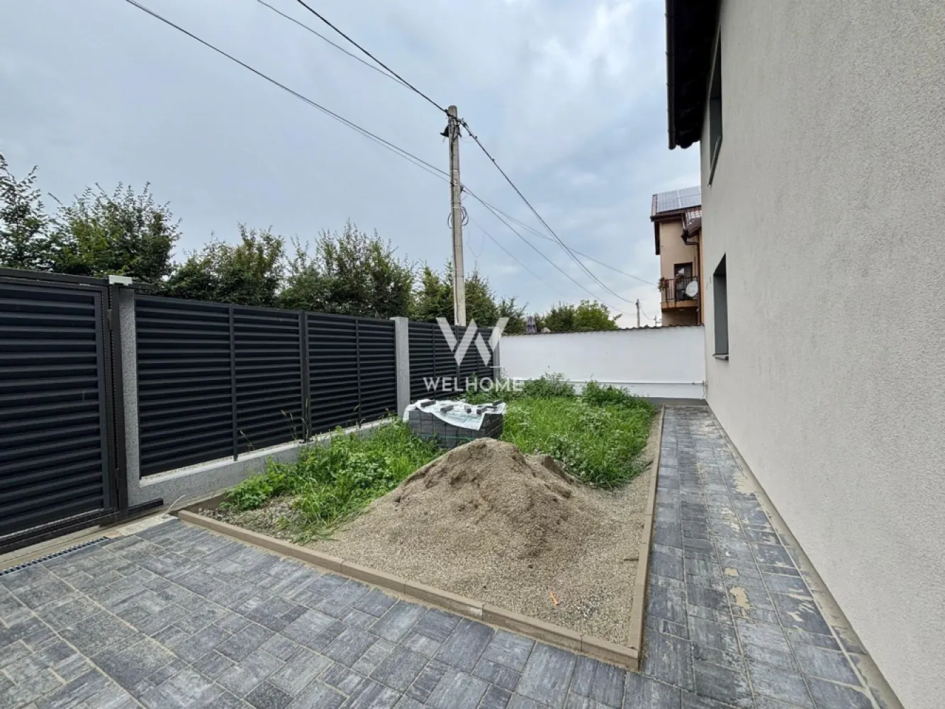 Casă INDIVIDUALĂ 5 camere cu PIVNIȚĂ și POD în Sibiu - Casă spațioasă 5 camere, pivniță și terasă generoasă – Sibiu

Suprafață utilă: circa 180 mp
TEREN: 300 mp, Pivniță: 30 mp, Terasă: 30 mp + POD

Compartimentare:
 PARTER: hol de acces, living spațios, bucătărie separată, baie cu geam, dormitor cu ieșire directă pe terasă.
 ETAJ: hol, 3 dormitoare, baie cu geam și balcon.
 POD pe întreaga suprafața a casei, spațiul fiind deja prevăzut cu ferestre tip Velux, fiind ideal pentru amenajarea unei camere suplimentare, precum un dormitor, birou sau spațiu de relaxare.

 Casa se predă INTERIOR la ALB, așa cum se observă în poze; iar EXTERIOR la CHEIE cu pavaj și gazon.
 Acces auto cu posibilitatea de a parca 2-3 mașini în curte.
 Proprietate ideală pentru o familie care își dorește confort, spațiu și liniște, situată într-un zonă exclusiv de case, cu acces rapid la școli, magazine și mijloace de transport etc.
 Se acceptă atât plata cash, cât și credit ipotecar.

Preț: 329.999 Euro Negociabil
Telefon: 0747.639.802 – Karina
